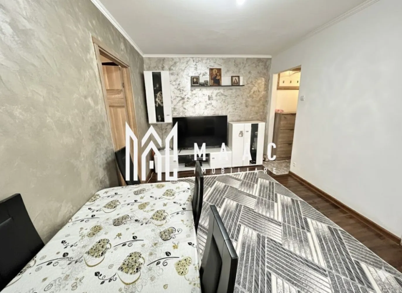 Apartament 2 camere | Parter | Mobilat Complet | Lacul lui Binder - Maac Imobiliare prezintă un apartament cu 2 camere, nedecomandat, cu bucătărie separată, situat la parterul unui bloc cu 4 etaje, bine întreținut, amplasat în zona Lacul lui Binder – una dintre cele mai dinamice și căutate zone din Sibiu. Suprafață utilă: 36 mp Centrală termică nouă Finisaje moderne, de tip lux Mobilat și utilat complet Compartimentare practică: Living Dormitor cu dulap tip dressing Bucătărie separată Baie cu cabină de duș Hol Apartamentul se prezintă într-o stare foarte bună, fiind ideal atât pentru locuință personală, cât și pentru investiție, cu un randament bun la închiriere pe termen lung. Localizare excelentă, în imediata apropiere de: Lacul lui Binder Mijloace de transport în comun Centre comerciale Școli Zone de agrement Zona este în plină dezvoltare, oferind potențial ridicat de creștere a valorii în timp. Pentru mai multe informații și programarea unei vizionări, vă rugăm să menționați ID anunț: CP2866885. }}