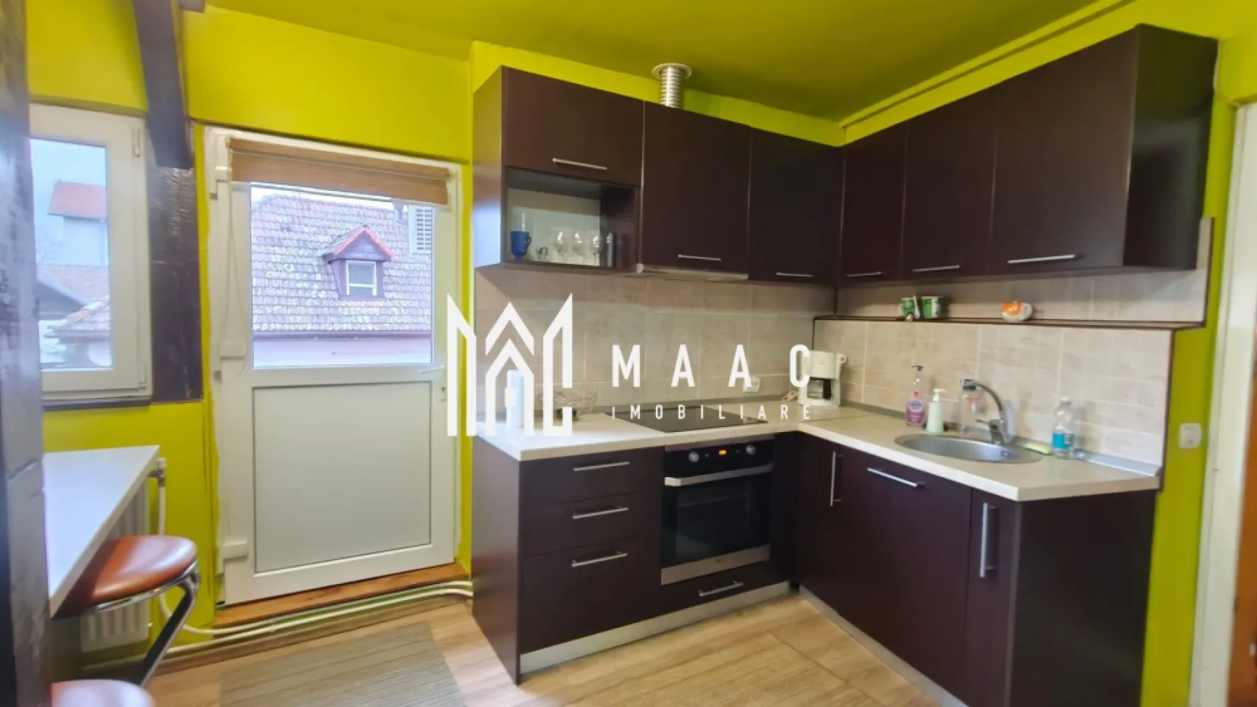 Apartament 3 camere la casa I Curte I 55 MPU I Selimbar - MAAC Imobiliare vă propune spre închiriere un apartament cu 3 camere situat în Selimbar într-o zonă liniștită. 

Locuința dispune de o suprafață utilă de 55 mp, fiind bine compartimentată, ideală pentru un stil de viață confortabil.

Detalii și compartimentare:
-suprafață utilă de 55 mp
-1 dormitor
-bucătărie mobilată
-centrală proprie
-mașină de spălat
-birou

Nu se acceptă animale de companie și nu se acceptă fumători.

Se percepe o garanție în cuantum de 300 euro.

Perioada minimă de închiriere este de 12 luni.

Pentru mai multe detalii, vă rugăm să menționați CP3015330 la telefon.