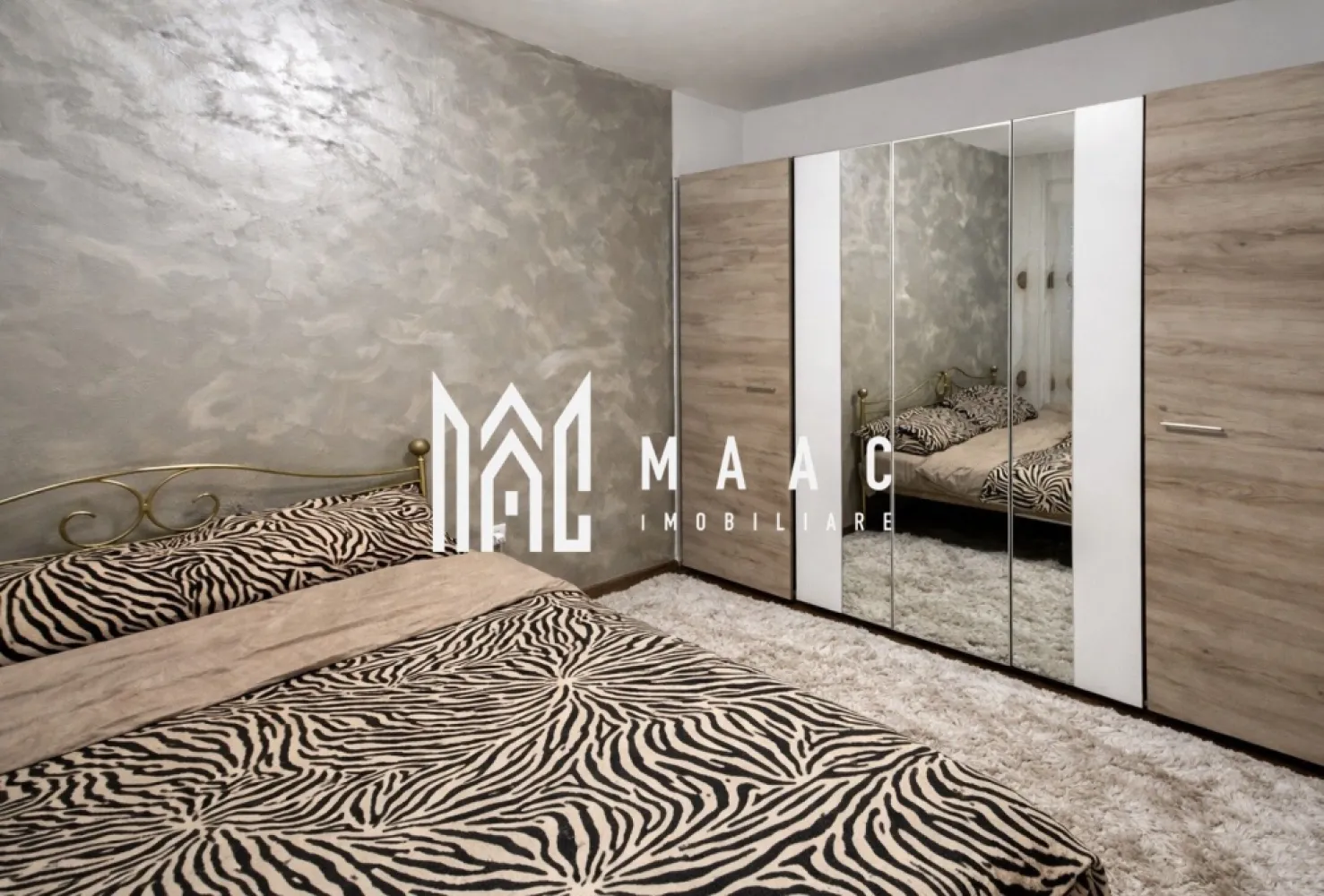 Apartament 2 camere | Parter | Mobilat Complet | Lacul lui Binder - Maac Imobiliare prezintă un apartament cu 2 camere, nedecomandat, cu bucătărie separată, situat la parterul unui bloc cu 4 etaje, bine întreținut, amplasat în zona Lacul lui Binder – una dintre cele mai dinamice și căutate zone din Sibiu. Suprafață utilă: 36 mp Centrală termică nouă Finisaje moderne, de tip lux Mobilat și utilat complet Compartimentare practică: Living Dormitor cu dulap tip dressing Bucătărie separată Baie cu cabină de duș Hol Apartamentul se prezintă într-o stare foarte bună, fiind ideal atât pentru locuință personală, cât și pentru investiție, cu un randament bun la închiriere pe termen lung. Localizare excelentă, în imediata apropiere de: Lacul lui Binder Mijloace de transport în comun Centre comerciale Școli Zone de agrement Zona este în plină dezvoltare, oferind potențial ridicat de creștere a valorii în timp. Pentru mai multe informații și programarea unei vizionări, vă rugăm să menționați ID anunț: CP2866885. }}