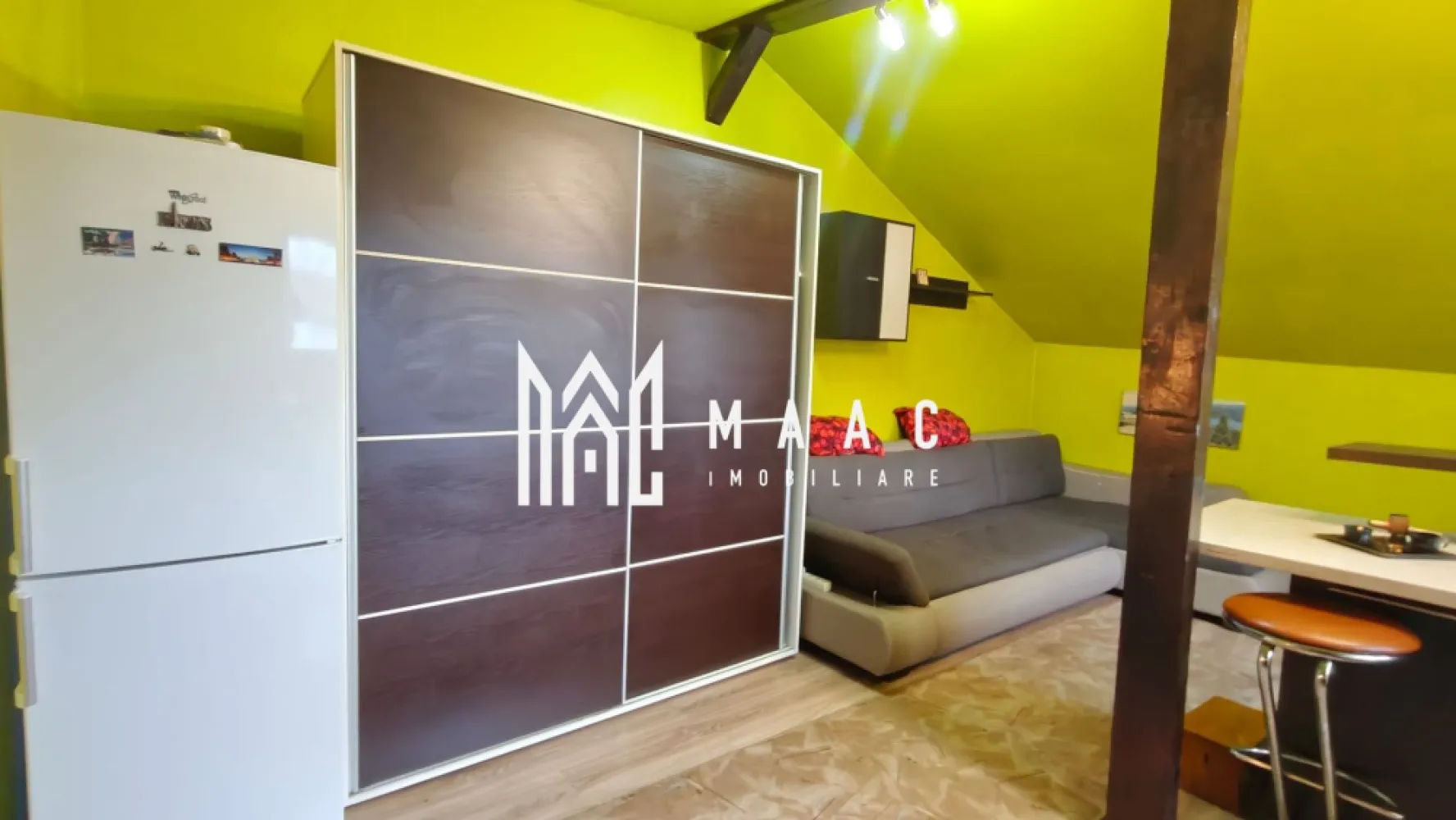Apartament 3 camere la casa I Curte I 55 MPU I Selimbar - MAAC Imobiliare vă propune spre închiriere un apartament cu 3 camere situat în Selimbar într-o zonă liniștită. 

Locuința dispune de o suprafață utilă de 55 mp, fiind bine compartimentată, ideală pentru un stil de viață confortabil.

Detalii și compartimentare:
-suprafață utilă de 55 mp
-1 dormitor
-bucătărie mobilată
-centrală proprie
-mașină de spălat
-birou

Nu se acceptă animale de companie și nu se acceptă fumători.

Se percepe o garanție în cuantum de 300 euro.

Perioada minimă de închiriere este de 12 luni.

Pentru mai multe detalii, vă rugăm să menționați CP3015330 la telefon.