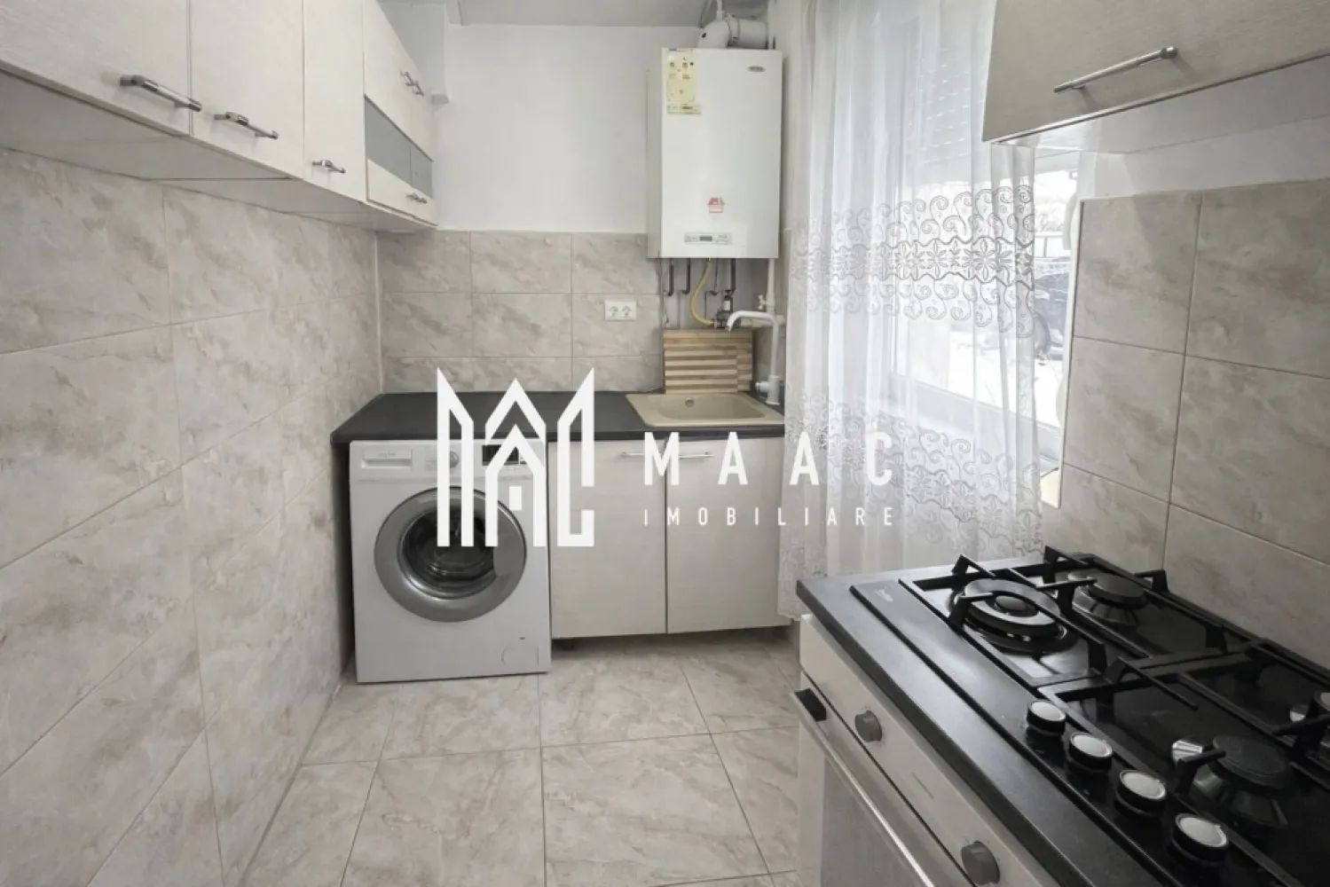 Apartament 2 camere | Parter | Mobilat Complet | Lacul lui Binder - Maac Imobiliare prezintă un apartament cu 2 camere, nedecomandat, cu bucătărie separată, situat la parterul unui bloc cu 4 etaje, bine întreținut, amplasat în zona Lacul lui Binder – una dintre cele mai dinamice și căutate zone din Sibiu. Suprafață utilă: 36 mp Centrală termică nouă Finisaje moderne, de tip lux Mobilat și utilat complet Compartimentare practică: Living Dormitor cu dulap tip dressing Bucătărie separată Baie cu cabină de duș Hol Apartamentul se prezintă într-o stare foarte bună, fiind ideal atât pentru locuință personală, cât și pentru investiție, cu un randament bun la închiriere pe termen lung. Localizare excelentă, în imediata apropiere de: Lacul lui Binder Mijloace de transport în comun Centre comerciale Școli Zone de agrement Zona este în plină dezvoltare, oferind potențial ridicat de creștere a valorii în timp. Pentru mai multe informații și programarea unei vizionări, vă rugăm să menționați ID anunț: CP2866885. }}