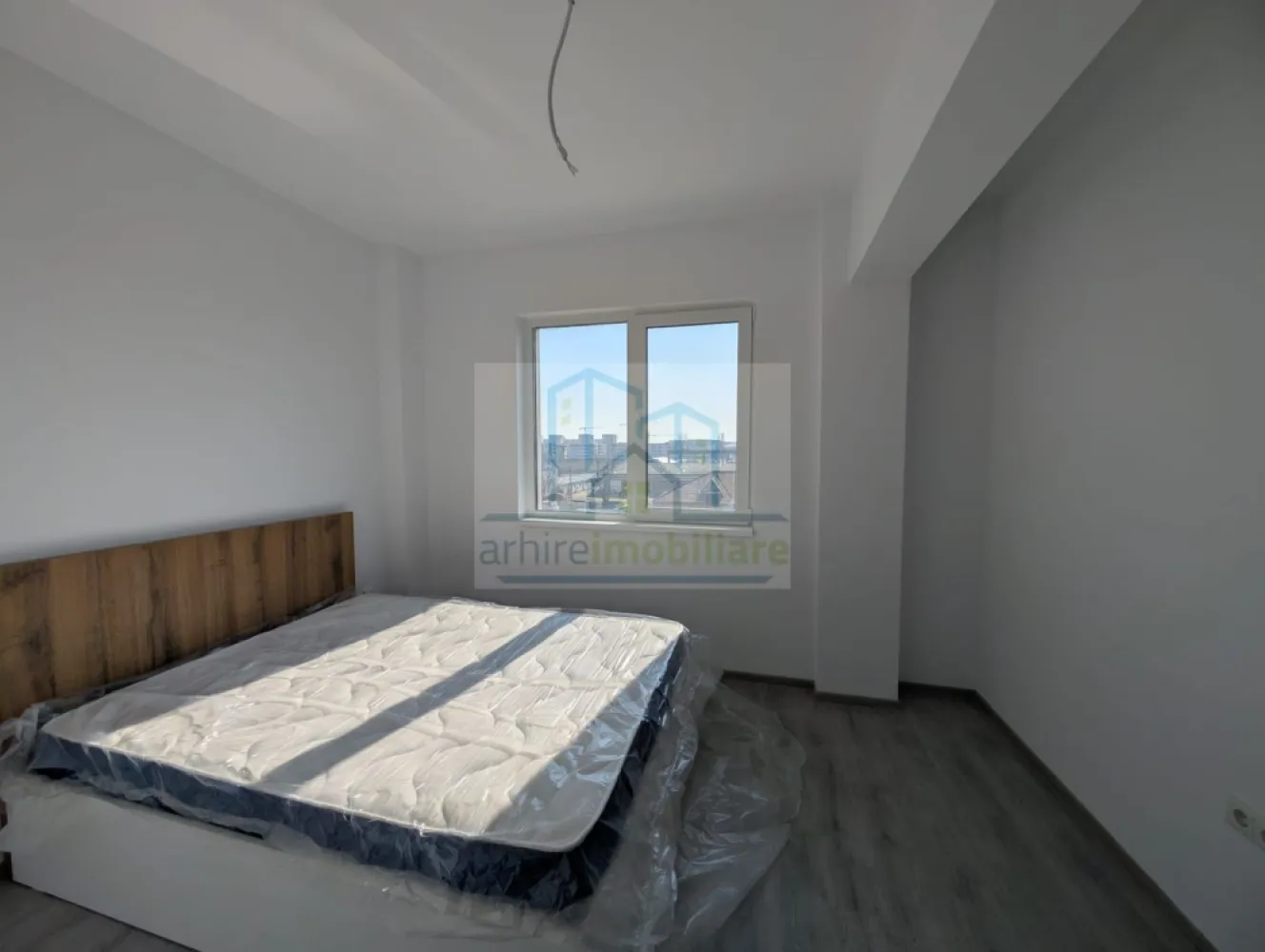 Apartament 2 camere premium | Bloc nou 2026 | Încălzire pardoseală | - COMISION ZERO CUMPARATOR

Agentia ArhireImobiliare , vă prezintă un apartament premium, luminos și modern, situat în bloc nou (2026), etaj 3/4 cu lift, pe Șos. Industriilor – Str. Ghetu Anghel, Sector 3.

Această locuință combină design modern, confort și funcționalitate, fiind gata pentru mutare sau ca investiție sigură.

Caracteristici principale

Suprafață utilă: 48 mp, compartimentare optimă

🔥 Încălzire în pardoseală + ferestre tripan → confort termic și liniște

🍳 Bucătărie parțial mobilată și echipată (plită, hotă, chiuvetă)

🛏 Dormitor complet mobilat (pat + saltea)

🛁 Baie complet mobilată și utilată (chiuvetă, cadă/dus, vas WC, mobilier)

Finisaje moderne, materiale de calitate superioară

Bloc nou → întreținere redusă, imagine premium

Locuință luminoasă și aerisită.

Acces rapid la transport: STB 253, 330, 103 + linie noapte N104

🛒 Magazine și facilități la doar 3-4 minute, 10-12 minute metrou Republica

Zonă liniștită, dar bine conectată și în dezvoltare

Ideal pentru cupluri, persoane active sau investiție stabilă

Pret vanzare 96.800 Euro Usor Negociabil.

COMISION ZERO CUMPARATOR

Va asteptam la vizionare