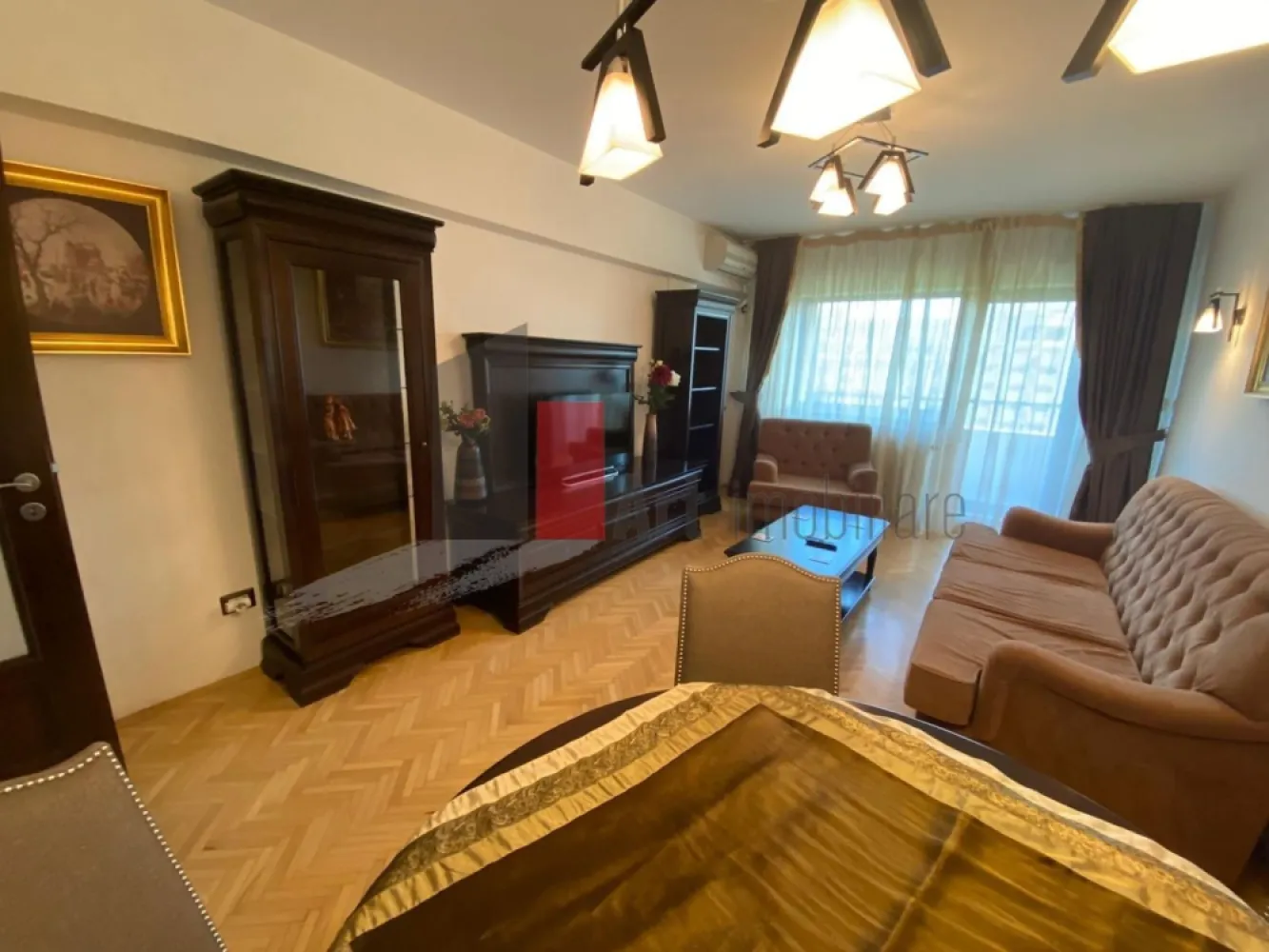 Apartament cu doua camere de vanzare-Unirii-Alba Iulia - Apartament cu doua camere de vanzare, LUX Bd. Unirii | vedere bulevard | 3 balcoane | parcare 
Apartamentele cu vedere directă la Bd. Unirii apar rar la vânzare. Vă propun spre vânzare un apartament elegant cu 2 camere, situat într-una dintre cele mai apreciate zone ultracentrale ale Bucureștiului, la doar 5 minute de Piața Unirii și aproximativ 10 minute de Palatul Parlamentului.
Apartamentul este spațios, luminos și complet mobilat și utilat, fiind ideal atât pentru locuit, cât și pentru investiție. Un avantaj major este faptul că ambele camere și bucătăria au vedere directă spre bulevard, oferind lumină naturală și o priveliște deschisă.
Detalii apartament:
Suprafață utilă: 65 mp
Suprafață construită: 75 mp
Compartimentare: decomandat
Etaj: 5 din 9
An construcție: 1997
Living + dormitor
Bucătărie separată
Dressing spațios
1 baie
3 balcoane (unul închis)
1 loc de parcare
Dotări și finisaje:
Geamuri tripan QFort
Parchet, gresie și faianță
Aer condiționat (doua unitati)
Apometre și repartitoare
Internet și cablu TV
Bucătărie inchisa, complet utilată
Electrocasnice Franke
Mobilier Mobexpert
Mașină de spălat
TV
Lift nou
Apartamentul este renovat la standarde înalte, cu mobilier și electrocasnice noi și nu a fost locuit. Se poate vinde cu tot cu mobila sau nu.
Zona oferă acces rapid către restaurante, magazine, transport public, centre comerciale și principalele puncte de interes ale orașului.