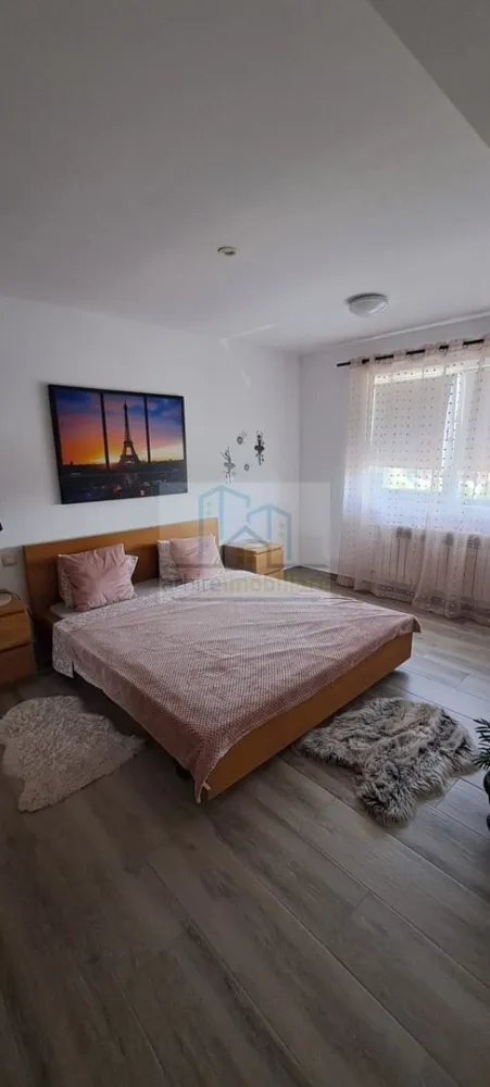 Apartament 2 camere decomandat | Confort Park – Vitan Bârzești | - Agentia ArhireImobiliare va ofera spre vanzare un apartament de 2 camere decomandat, situat în complexul Confort Park, pe Șoseaua Vitan Bârzești, la etajul 5 din 11, într-un imobil solid, construit în 2008.

Apartamentul este renovat integral și se vinde complet mobilat și utilat, exact ca în poze, eliminând orice cost suplimentar pentru viitorul proprietar. Proprietatea este ideală pentru închiriere imediată, fără timp de așteptare sau investiții adiționale.

✅ Avantaje-cheie pentru investitori:

Compartimentare decomandată

Renovat complet 

Complet mobilat & utilat

Centrală termică proprie – costuri mici

Electrocasnice incluse:
plită pe gaz, cuptor electric, mașină de spălat, frigider, cuptor cu microunde, TV Smart, aer condiționat

Etaj intermediar (5/11) – ușor de închiriat

În imediata apropiere: La Cocoș, Brico Depot, Auchan, centre comerciale și acces rapid către principalele artere ale orașului – aspect esențial pentru atractivitatea la închiriere.

Randament estimat chirie:
450–500 € / lună, potrivit pentru investiție stabilă pe termen lung.

Pretul de vanzare este de 104700 Euro Usor Negociabil.

Disponibil pentru mutare imediata.

Se accepta credit.

Va asteptam la vizionare