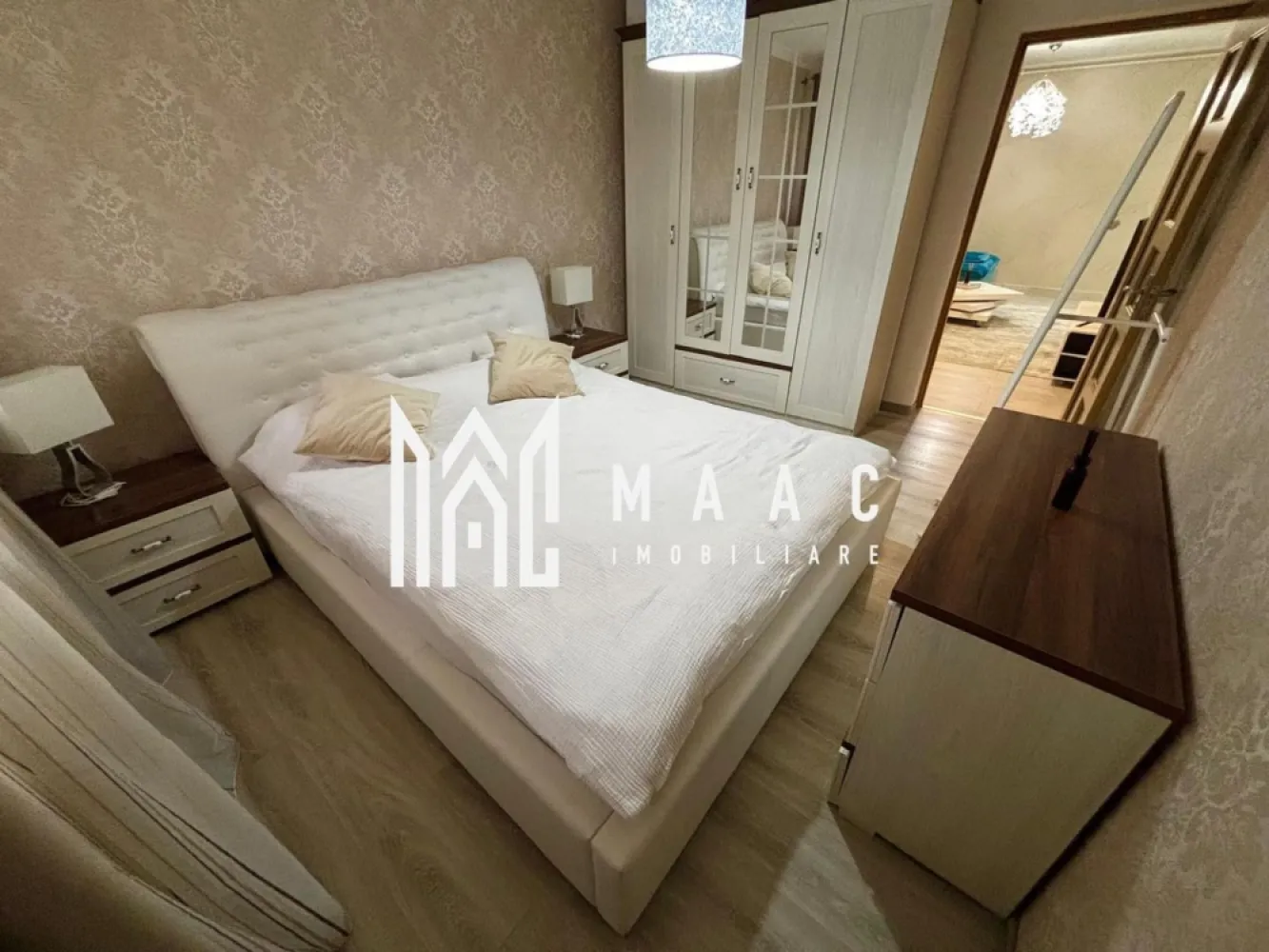 Apartament 3 camere | Parter înalt | Ștrand - Maac Imobiliare prezintă spre vânzare un apartament cu 3 camere, situat la parterul înalt al unui bloc cu 3 etaje, în zona Ștrand 2. Cu o suprafață utilă de 61 mp, locuința este luminoasă și bine compartimentată, oferind un spațiu confortabil pentru întreaga familie. Compartimentarea include: Living spațios cu bucătărie open space 2 dormitoare Baie cu geam de aerisire Balcon închis cu geam termopan Apartamentul se vinde mobilat și utilat, cu excepția mașinii de spălat rufe. Este ideal pentru cei care doresc să se mute imediat într-un spațiu practic și primitor, într-o zonă liniștită, aproape de facilități. Pentru mai multe informatii specificati ca ati vazut anuntul cu ID: CP2731201 }}