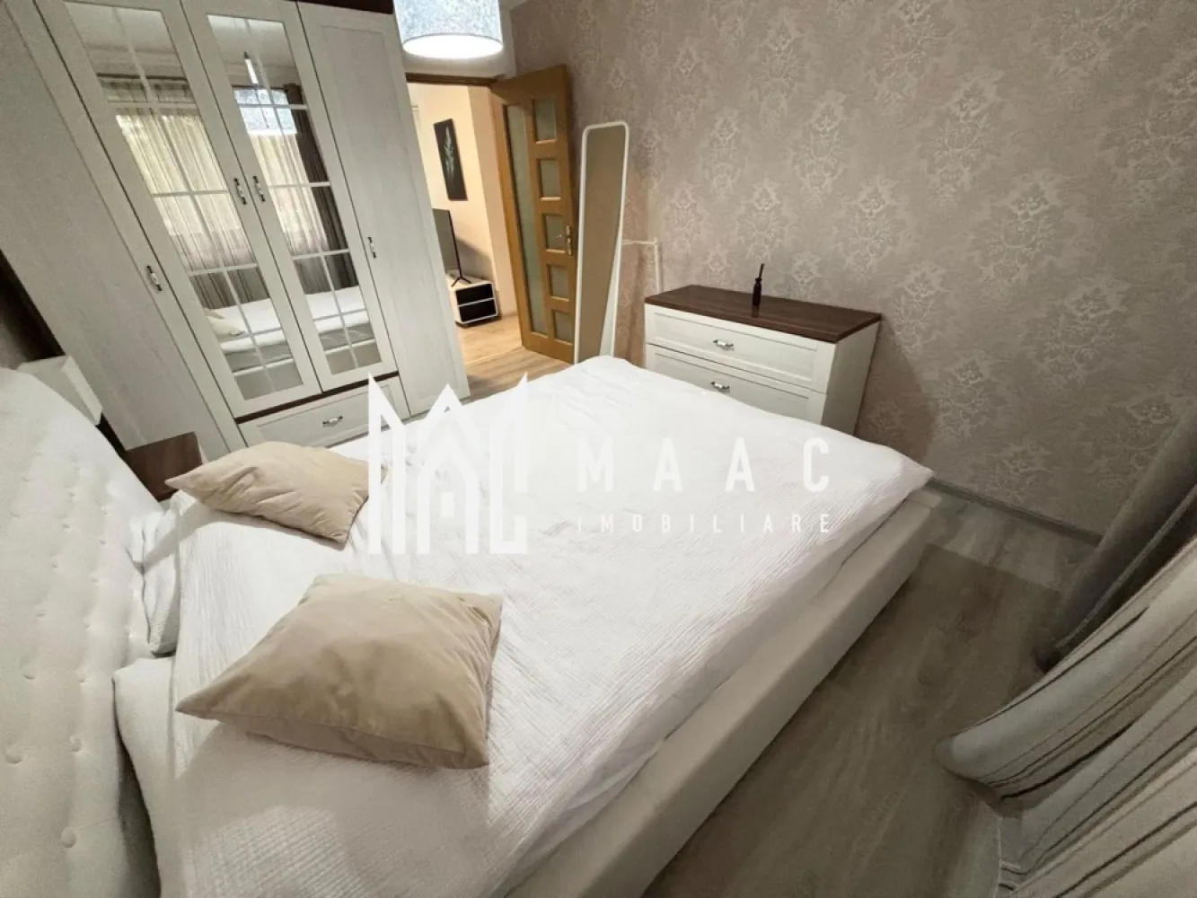 Apartament 3 camere | Parter înalt | Ștrand - Maac Imobiliare prezintă spre vânzare un apartament cu 3 camere, situat la parterul înalt al unui bloc cu 3 etaje, în zona Ștrand 2. Cu o suprafață utilă de 61 mp, locuința este luminoasă și bine compartimentată, oferind un spațiu confortabil pentru întreaga familie. Compartimentarea include: Living spațios cu bucătărie open space 2 dormitoare Baie cu geam de aerisire Balcon închis cu geam termopan Apartamentul se vinde mobilat și utilat, cu excepția mașinii de spălat rufe. Este ideal pentru cei care doresc să se mute imediat într-un spațiu practic și primitor, într-o zonă liniștită, aproape de facilități. Pentru mai multe informatii specificati ca ati vazut anuntul cu ID: CP2731201 }}