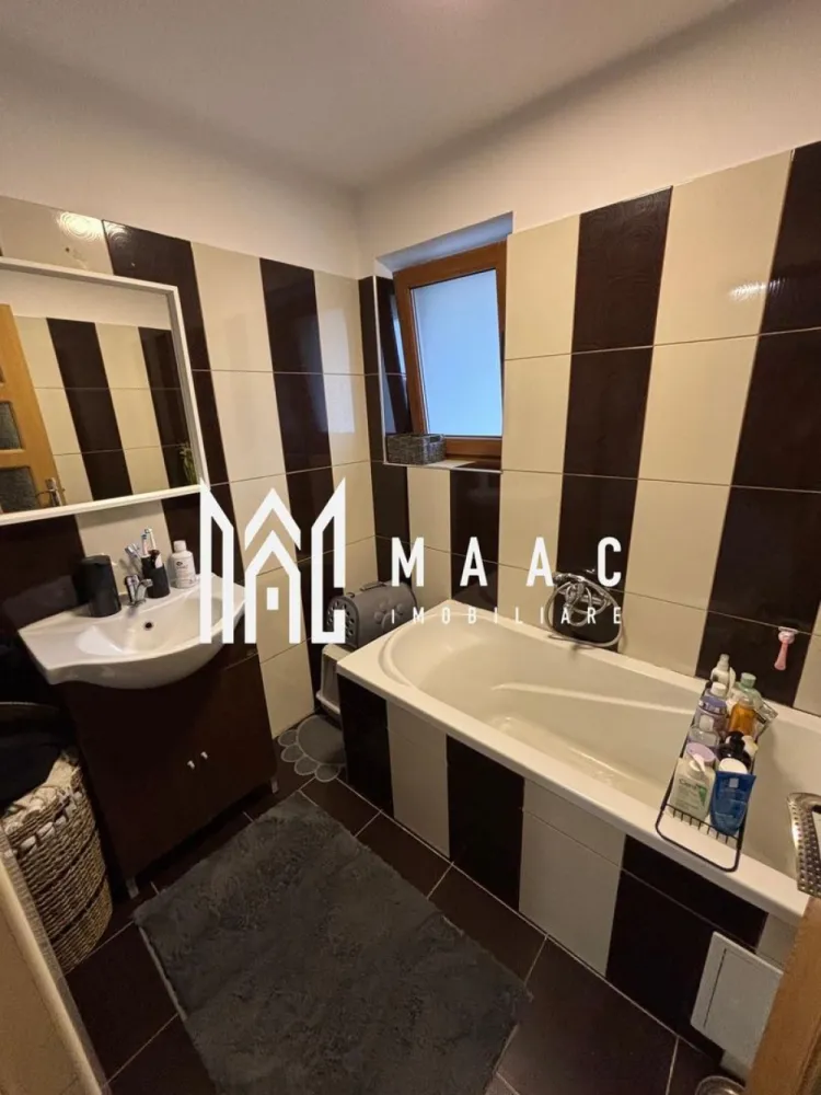 Apartament 3 camere | Parter înalt | Ștrand - Maac Imobiliare prezintă spre vânzare un apartament cu 3 camere, situat la parterul înalt al unui bloc cu 3 etaje, în zona Ștrand 2. Cu o suprafață utilă de 61 mp, locuința este luminoasă și bine compartimentată, oferind un spațiu confortabil pentru întreaga familie. Compartimentarea include: Living spațios cu bucătărie open space 2 dormitoare Baie cu geam de aerisire Balcon închis cu geam termopan Apartamentul se vinde mobilat și utilat, cu excepția mașinii de spălat rufe. Este ideal pentru cei care doresc să se mute imediat într-un spațiu practic și primitor, într-o zonă liniștită, aproape de facilități. Pentru mai multe informatii specificati ca ati vazut anuntul cu ID: CP2731201 }}