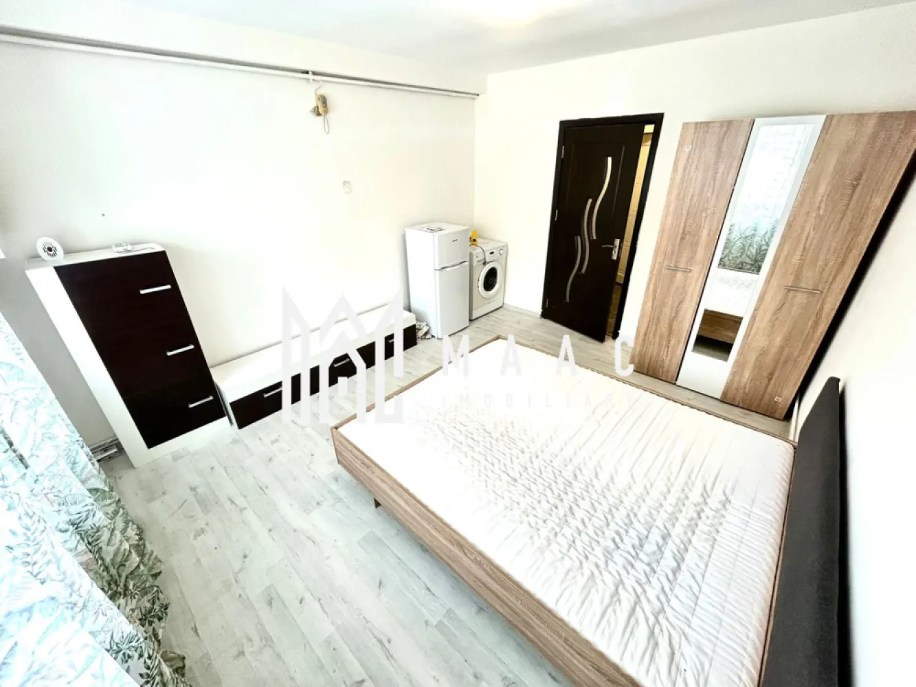 Garsonieră Renovată | Parter Înalt | Mobilată Complet | Terezian - Maac Imobiliare prezintă o garsonieră cu suprafața de 24 mp, situată în cartierul Terezian, într-o zonă foarte bine conectată, aproape de stații de autobuz, parc, supermarketuri și centrul orașului, având toate facilitățile la îndemână. Imobilul a fost recent renovat complet și se vinde complet mobilat și utilat, exact ca în fotografii. Garsoniera este situată la parter, oferind un acces facil. Accesul în imobil se face pe bază de cartelă, iar blocul este bine întreținut. Încălzirea se face prin centrală termică proprie pe gaz, cu calorifere. Compartimentare: Hol de acces; Bucătărie în partea dreaptă; Baie în partea stângă; Cameră/dormitor poziționat frontal, complet mobilat. Proprietatea este ideală atât pentru locuire, cât și pentru investiție. Pentru mai multe informații, vă rugăm să menționați ID-ul anunțului CP2861907 }}