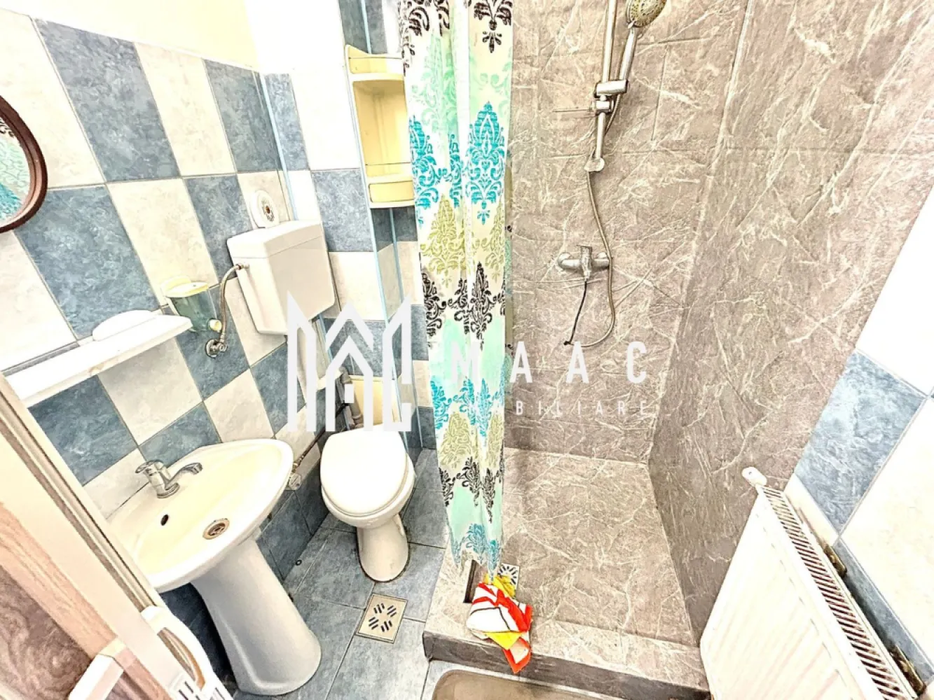 Garsonieră Renovată | Parter Înalt | Mobilată Complet | Terezian - Maac Imobiliare prezintă o garsonieră cu suprafața de 24 mp, situată în cartierul Terezian, într-o zonă foarte bine conectată, aproape de stații de autobuz, parc, supermarketuri și centrul orașului, având toate facilitățile la îndemână. Imobilul a fost recent renovat complet și se vinde complet mobilat și utilat, exact ca în fotografii. Garsoniera este situată la parter, oferind un acces facil. Accesul în imobil se face pe bază de cartelă, iar blocul este bine întreținut. Încălzirea se face prin centrală termică proprie pe gaz, cu calorifere. Compartimentare: Hol de acces; Bucătărie în partea dreaptă; Baie în partea stângă; Cameră/dormitor poziționat frontal, complet mobilat. Proprietatea este ideală atât pentru locuire, cât și pentru investiție. Pentru mai multe informații, vă rugăm să menționați ID-ul anunțului CP2861907 }}