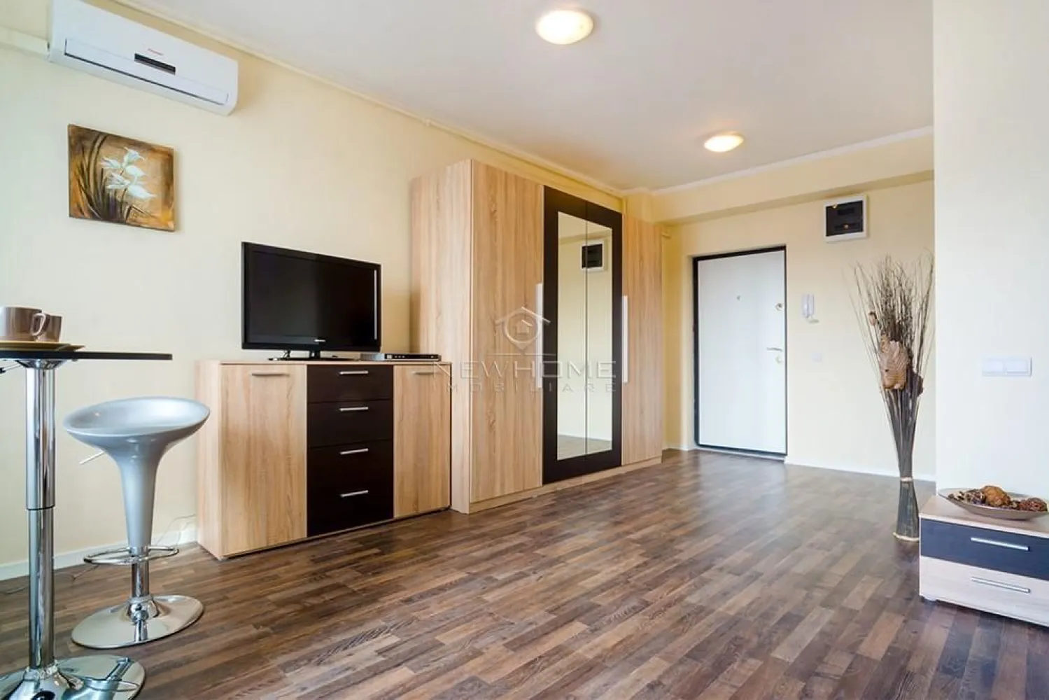 Apartament de inchiriat 1 camera, PARCARE zona Iulius Mall - New HOME Imobiliare ofera spre inchiriere un apartament modern cu 1 camera, amplasat la etajul 8 din 8 al complexului rezidential Studium Green Building care se afla in imediata apropiere a centrului comercial Iulius Mall si a Lacului Gheorgheni. Apartamentul are suprafata utila de 40 mp plus balcon. Pentru confortul dumneavoastra se inchiriaza complet utilat si mobilat, dispune de centrala termica proprie, AER conditionat, etc. loc de PERCARE subteran la 50 € pe luna. Avand in vedere poziția si avantajele zonei este una de interes maxim, datorita pozitionarii fiind in apropiere de centru comercial Iulius Mall, Business centre, facultatea FSEGA, Porsche Engineering, baza Sportiva, Iulius Park, etc. Pentru mai multe informatii si pentru a programa o vizionare, contactati-ne cu incredere!

Zona Iulius Mall, FSEGA