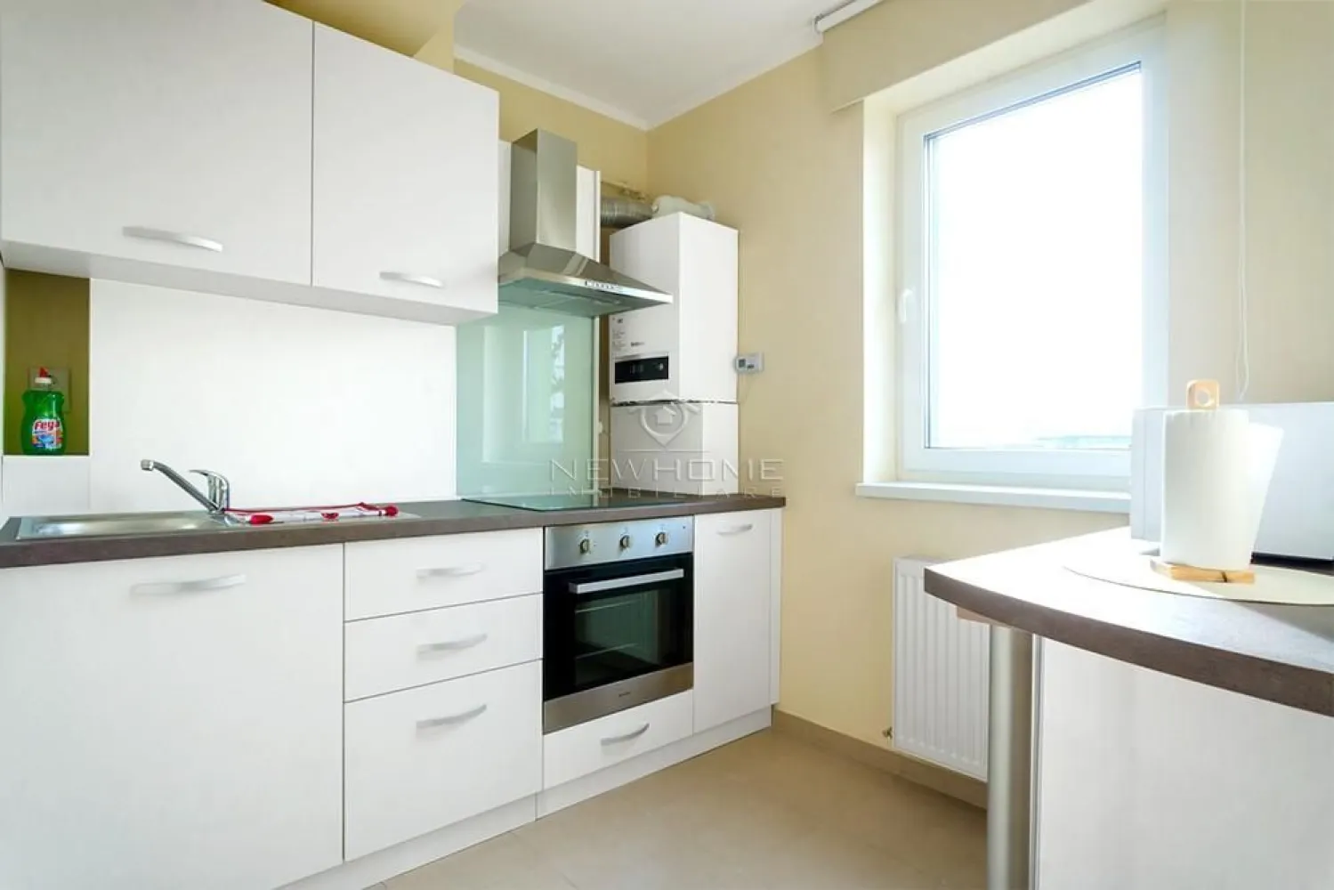 Apartament de inchiriat 1 camera, PARCARE zona Iulius Mall - New HOME Imobiliare ofera spre inchiriere un apartament modern cu 1 camera, amplasat la etajul 8 din 8 al complexului rezidential Studium Green Building care se afla in imediata apropiere a centrului comercial Iulius Mall si a Lacului Gheorgheni. Apartamentul are suprafata utila de 40 mp plus balcon. Pentru confortul dumneavoastra se inchiriaza complet utilat si mobilat, dispune de centrala termica proprie, AER conditionat, etc. loc de PERCARE subteran la 50 € pe luna. Avand in vedere poziția si avantajele zonei este una de interes maxim, datorita pozitionarii fiind in apropiere de centru comercial Iulius Mall, Business centre, facultatea FSEGA, Porsche Engineering, baza Sportiva, Iulius Park, etc. Pentru mai multe informatii si pentru a programa o vizionare, contactati-ne cu incredere!

Zona Iulius Mall, FSEGA