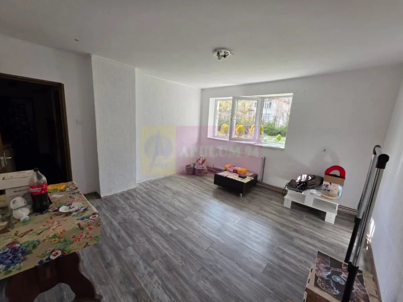Apartament de vanzare cu 2 camere in Azuga - Agentia imobiliara Mervani, va invita sa vizionati un apartament cu 2 camere, decomandat, situat la demisolul unui bloc cu 3 etaje, in imediata apropiere a Primariei Azuga.

 Apartamentul are o suprafata utila de 47,4 mp, si un teren aferent de 272 mp. 

 Tamplaria apartamentului este din PVC. Apartamentul dispune de centrala termica.

 Camerele sunt spatioase si luminoase. 

 Compartimentare:

- camera de zi 

- dormitor

- hol

 - baie

 - bucatarie

Apartamentul se vinde mobilat si utilat.