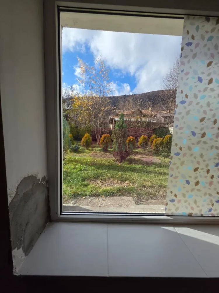 Apartament de vanzare cu 2 camere in Azuga - Agentia imobiliara Mervani, va invita sa vizionati un apartament cu 2 camere, decomandat, situat la demisolul unui bloc cu 3 etaje, in imediata apropiere a Primariei Azuga.

 Apartamentul are o suprafata utila de 47,4 mp, si un teren aferent de 272 mp. 

 Tamplaria apartamentului este din PVC. Apartamentul dispune de centrala termica.

 Camerele sunt spatioase si luminoase. 

 Compartimentare:

- camera de zi 

- dormitor

- hol

 - baie

 - bucatarie

Apartamentul se vinde mobilat si utilat.