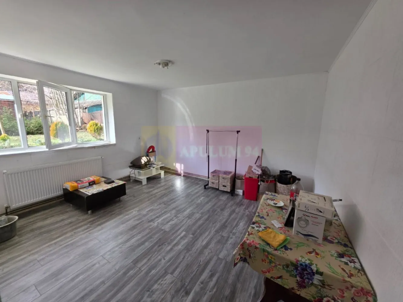 Apartament de vanzare cu 2 camere in Azuga - Agentia imobiliara Mervani, va invita sa vizionati un apartament cu 2 camere, decomandat, situat la demisolul unui bloc cu 3 etaje, in imediata apropiere a Primariei Azuga.

 Apartamentul are o suprafata utila de 47,4 mp, si un teren aferent de 272 mp. 

 Tamplaria apartamentului este din PVC. Apartamentul dispune de centrala termica.

 Camerele sunt spatioase si luminoase. 

 Compartimentare:

- camera de zi 

- dormitor

- hol

 - baie

 - bucatarie

Apartamentul se vinde mobilat si utilat.