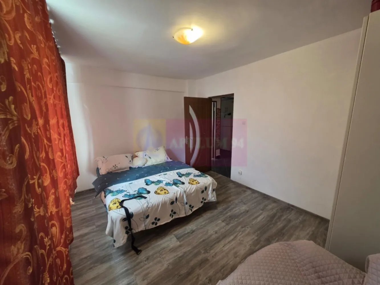Apartament de vanzare cu 2 camere in Azuga - Agentia imobiliara Mervani, va invita sa vizionati un apartament cu 2 camere, decomandat, situat la demisolul unui bloc cu 3 etaje, in imediata apropiere a Primariei Azuga.

 Apartamentul are o suprafata utila de 47,4 mp, si un teren aferent de 272 mp. 

 Tamplaria apartamentului este din PVC. Apartamentul dispune de centrala termica.

 Camerele sunt spatioase si luminoase. 

 Compartimentare:

- camera de zi 

- dormitor

- hol

 - baie

 - bucatarie

Apartamentul se vinde mobilat si utilat.