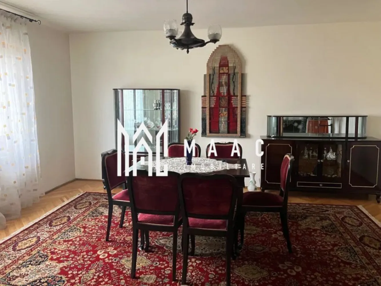 Casa 6 camere I 263 MPU I 700 MP Teren I Talmaciu - MAAC Imobiliare vă propunem spre vânzare o casă spațioasă, situată ultracentral în Tălmaciu, cu acces facil la toate punctele de interes: magazine, gară, școală, farmacie și alte facilități, aflate la doar câteva minute de mers pe jos.

Imobilul are o suprafață utilă de 263 mp și este amplasat pe un teren de 700 mp. Casa dispune de două intrări și este structurată pe două etaje + pod mansardabil, oferind multiple posibilități de compartimentare și utilizare.

Compartimentare:
- 2 livinguri
- 4 camere
- 2 băi
- bucătărie cu mobilier la comandă și aparatură aproape nouă, inclusiv mașină de spălat vase
- cămară
- terasă închisă
- 2 pivnițe
- bucătărie de vară
- spații de depozitare/magazii

Casa beneficiază de scară interioară, parchet masiv în stare foarte bună și un dormitor foarte generos, dotat cu sobă de teracotă amplasată între dormitor și baie, suplimentar față de sistemul de încălzire centralizat.
Încălzirea se realizează prin centrală pe gaz, completată de două sobe de teracotă pe lemne. Proprietatea include și garaj pentru o mașină, cu posibilitatea de transformare în spațiu comercial.
Această proprietate este ideală atât pentru locuință familială, cât și pentru investiție sau activitate comercială, datorită poziției ultracentrale și a accesului facil.
Pentru mai multe detalii si programarea unei vizionari va rugam sa specificati ID: CP2853350