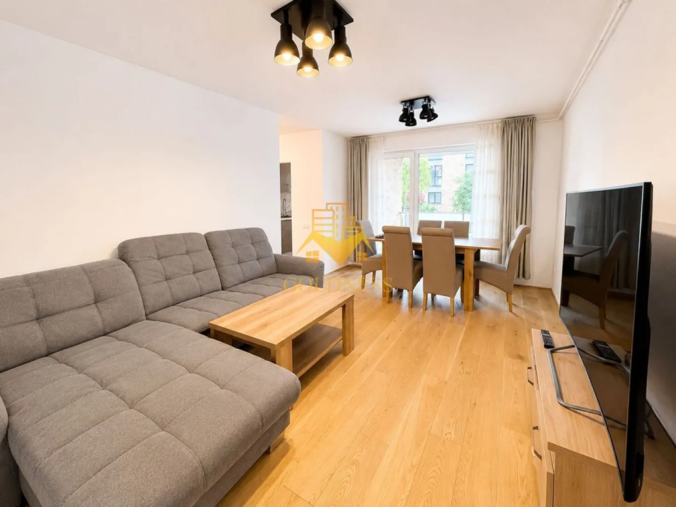 3 camere, modern, parcare, Buna Ziua, Zona Grand Hotel Italia, LIDL - Goldness Imobiliare vă propune spre inchiriere un apartament cu 3 camere complet mobilat și utilat, la parter într-un imobil de 10 etaje, în Cartierul Buna Ziua.
Dispune de loc de parcare subterana!
Se află în apropierea stațiilor de transport în comun, magazine, restaurante, spații verzi, farmacii, etc.

Apartamentul este compartimentat astfel:
- dormitor cu pat matrimonial, dulap pentru haine, noptiere, tv si baie proprie cu dus
- Cameră amenajată ca birou, cu o canapea extensibila (se poate pune un pat -la cerere) si un pat
- living cu canapea extensibila, loc de servit masa, masuta de cafea, Tv
- bucatarie complet utilată si mobilata, loc de servit masa
- baie cu cada, calorifer port prosop și dulap pentru depozitare.

Imobilul este dotat cu toate cele necesare- centrală proprie, mașină de spălat haine, masina de spalat vase frigider, aragaz, hotă, etc.

Dacă sunteți interesați de acest apartament și doriți să îl vizionați, dar și pentru alte oferte nu ezitați să ne contactați telefonic sau prin e-mail. Vă stăm la dispoziție!
Pentru intermediere se percepe un comision de 50% din prețul chiriei!