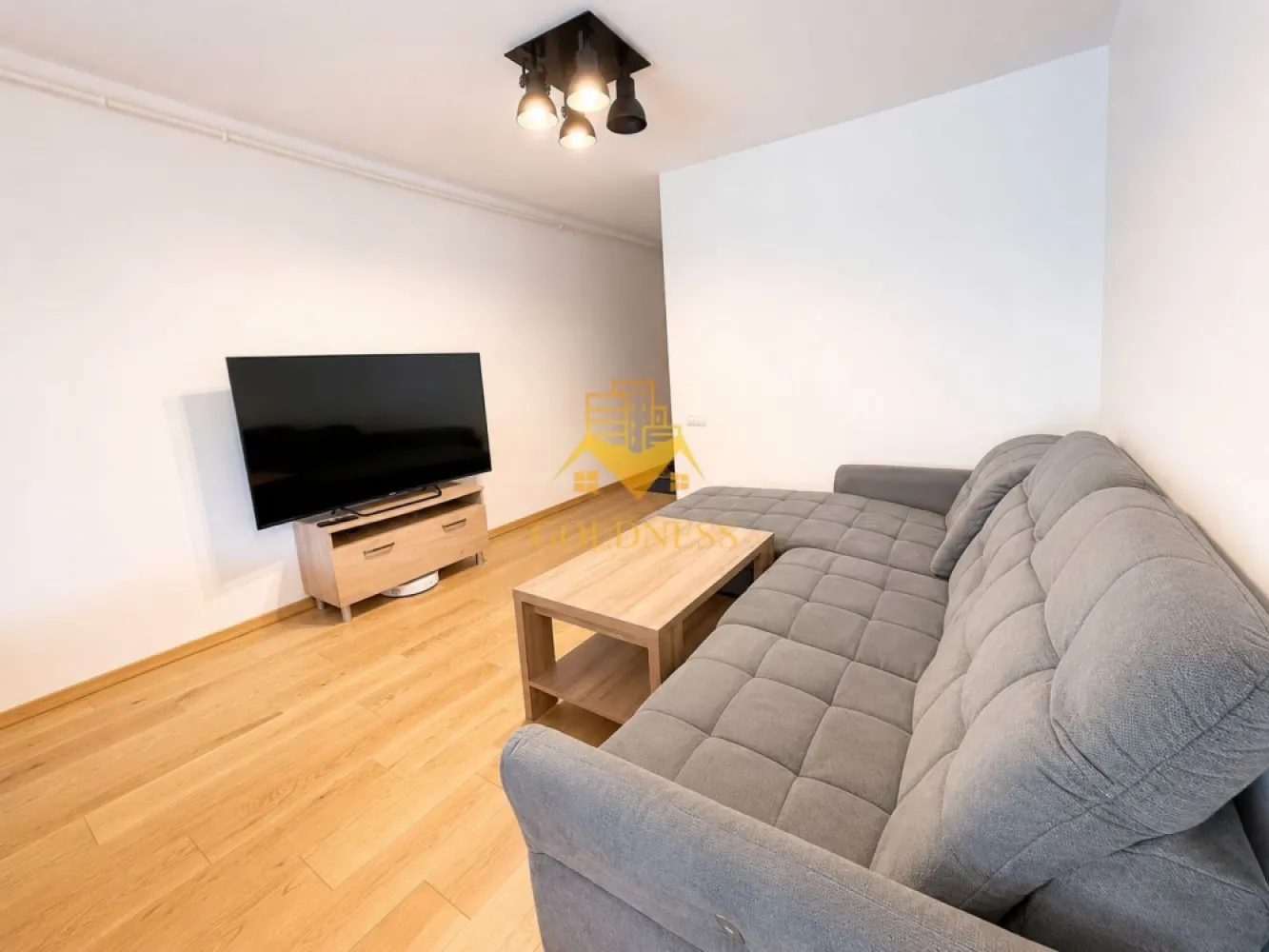 3 camere, modern, parcare, Buna Ziua, Zona Grand Hotel Italia, LIDL - Goldness Imobiliare vă propune spre inchiriere un apartament cu 3 camere complet mobilat și utilat, la parter într-un imobil de 10 etaje, în Cartierul Buna Ziua.
Dispune de loc de parcare subterana!
Se află în apropierea stațiilor de transport în comun, magazine, restaurante, spații verzi, farmacii, etc.

Apartamentul este compartimentat astfel:
- dormitor cu pat matrimonial, dulap pentru haine, noptiere, tv si baie proprie cu dus
- Cameră amenajată ca birou, cu o canapea extensibila (se poate pune un pat -la cerere) si un pat
- living cu canapea extensibila, loc de servit masa, masuta de cafea, Tv
- bucatarie complet utilată si mobilata, loc de servit masa
- baie cu cada, calorifer port prosop și dulap pentru depozitare.

Imobilul este dotat cu toate cele necesare- centrală proprie, mașină de spălat haine, masina de spalat vase frigider, aragaz, hotă, etc.

Dacă sunteți interesați de acest apartament și doriți să îl vizionați, dar și pentru alte oferte nu ezitați să ne contactați telefonic sau prin e-mail. Vă stăm la dispoziție!
Pentru intermediere se percepe un comision de 50% din prețul chiriei!