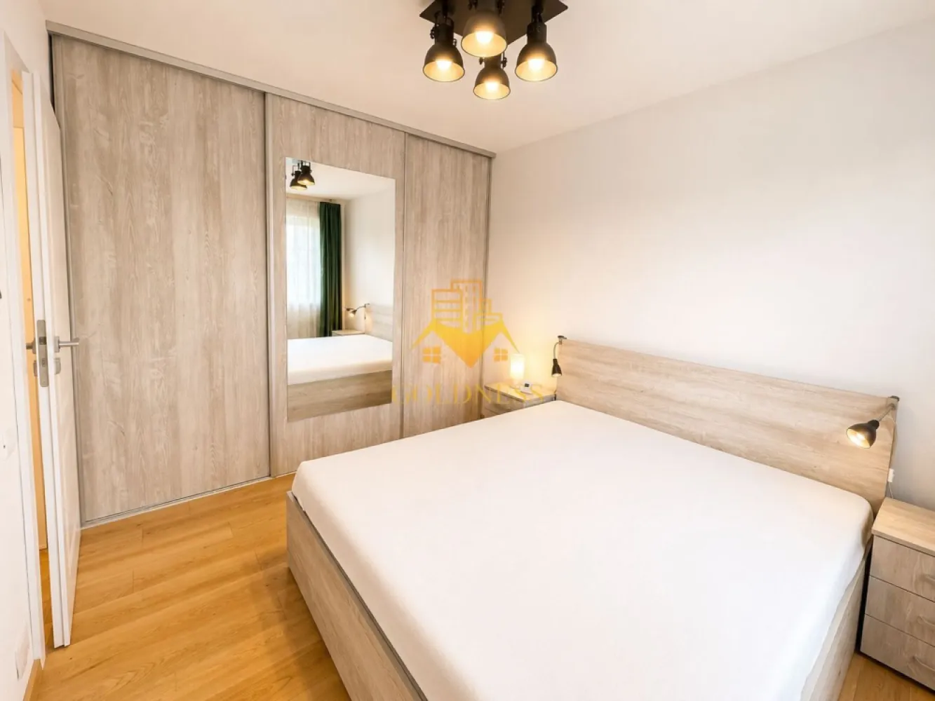 3 camere, modern, parcare, Buna Ziua, Zona Grand Hotel Italia, LIDL - Goldness Imobiliare vă propune spre inchiriere un apartament cu 3 camere complet mobilat și utilat, la parter într-un imobil de 10 etaje, în Cartierul Buna Ziua.
Dispune de loc de parcare subterana!
Se află în apropierea stațiilor de transport în comun, magazine, restaurante, spații verzi, farmacii, etc.

Apartamentul este compartimentat astfel:
- dormitor cu pat matrimonial, dulap pentru haine, noptiere, tv si baie proprie cu dus
- Cameră amenajată ca birou, cu o canapea extensibila (se poate pune un pat -la cerere) si un pat
- living cu canapea extensibila, loc de servit masa, masuta de cafea, Tv
- bucatarie complet utilată si mobilata, loc de servit masa
- baie cu cada, calorifer port prosop și dulap pentru depozitare.

Imobilul este dotat cu toate cele necesare- centrală proprie, mașină de spălat haine, masina de spalat vase frigider, aragaz, hotă, etc.

Dacă sunteți interesați de acest apartament și doriți să îl vizionați, dar și pentru alte oferte nu ezitați să ne contactați telefonic sau prin e-mail. Vă stăm la dispoziție!
Pentru intermediere se percepe un comision de 50% din prețul chiriei!