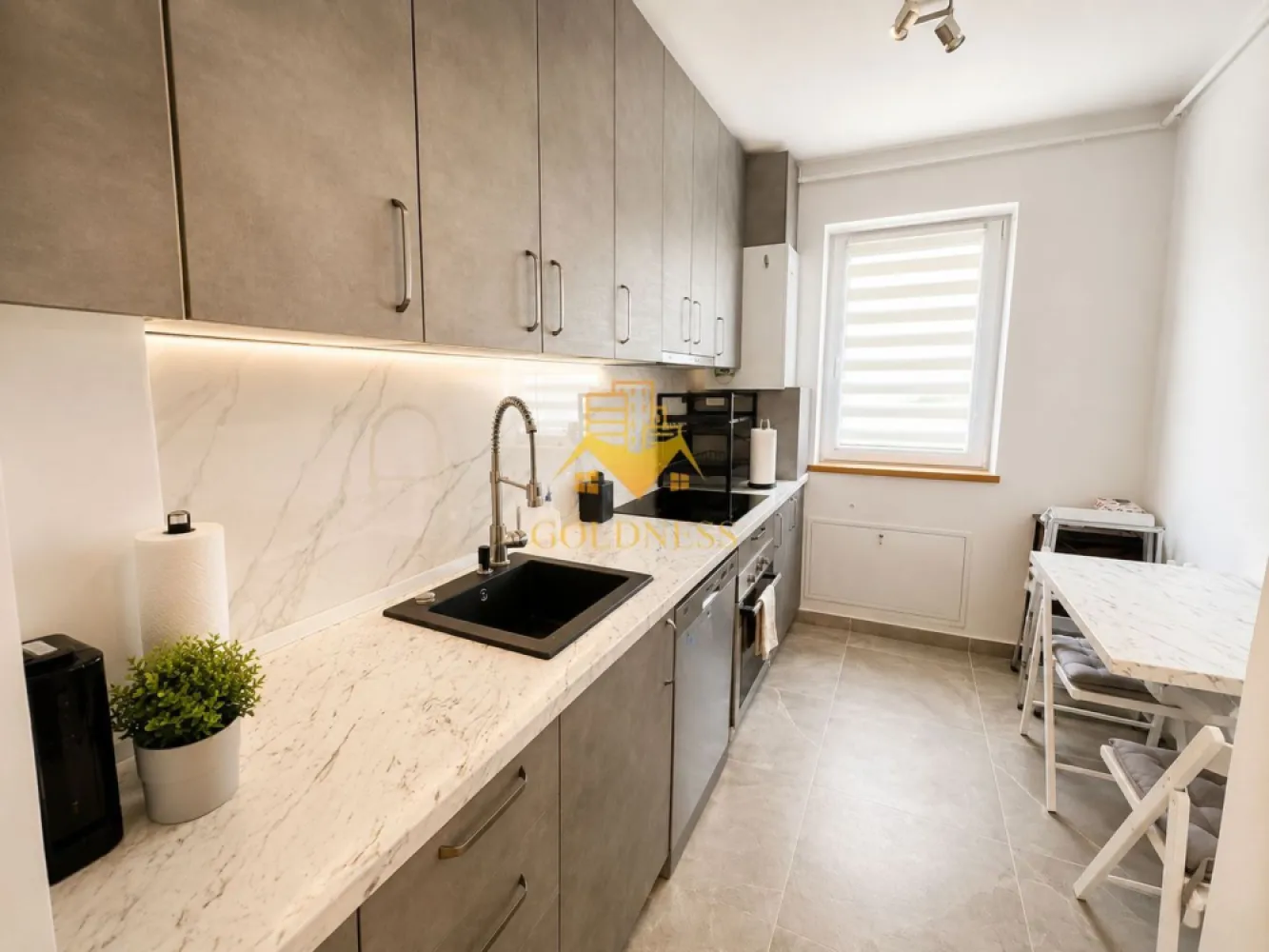 3 camere, modern, parcare, Buna Ziua, Zona Grand Hotel Italia, LIDL - Goldness Imobiliare vă propune spre inchiriere un apartament cu 3 camere complet mobilat și utilat, la parter într-un imobil de 10 etaje, în Cartierul Buna Ziua.
Dispune de loc de parcare subterana!
Se află în apropierea stațiilor de transport în comun, magazine, restaurante, spații verzi, farmacii, etc.

Apartamentul este compartimentat astfel:
- dormitor cu pat matrimonial, dulap pentru haine, noptiere, tv si baie proprie cu dus
- Cameră amenajată ca birou, cu o canapea extensibila (se poate pune un pat -la cerere) si un pat
- living cu canapea extensibila, loc de servit masa, masuta de cafea, Tv
- bucatarie complet utilată si mobilata, loc de servit masa
- baie cu cada, calorifer port prosop și dulap pentru depozitare.

Imobilul este dotat cu toate cele necesare- centrală proprie, mașină de spălat haine, masina de spalat vase frigider, aragaz, hotă, etc.

Dacă sunteți interesați de acest apartament și doriți să îl vizionați, dar și pentru alte oferte nu ezitați să ne contactați telefonic sau prin e-mail. Vă stăm la dispoziție!
Pentru intermediere se percepe un comision de 50% din prețul chiriei!