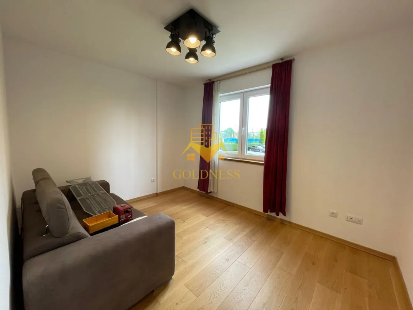 3 camere, modern, parcare, Buna Ziua, Zona Grand Hotel Italia, LIDL - Goldness Imobiliare vă propune spre inchiriere un apartament cu 3 camere complet mobilat și utilat, la parter într-un imobil de 10 etaje, în Cartierul Buna Ziua.
Dispune de loc de parcare subterana!
Se află în apropierea stațiilor de transport în comun, magazine, restaurante, spații verzi, farmacii, etc.

Apartamentul este compartimentat astfel:
- dormitor cu pat matrimonial, dulap pentru haine, noptiere, tv si baie proprie cu dus
- Cameră amenajată ca birou, cu o canapea extensibila (se poate pune un pat -la cerere) si un pat
- living cu canapea extensibila, loc de servit masa, masuta de cafea, Tv
- bucatarie complet utilată si mobilata, loc de servit masa
- baie cu cada, calorifer port prosop și dulap pentru depozitare.

Imobilul este dotat cu toate cele necesare- centrală proprie, mașină de spălat haine, masina de spalat vase frigider, aragaz, hotă, etc.

Dacă sunteți interesați de acest apartament și doriți să îl vizionați, dar și pentru alte oferte nu ezitați să ne contactați telefonic sau prin e-mail. Vă stăm la dispoziție!
Pentru intermediere se percepe un comision de 50% din prețul chiriei!