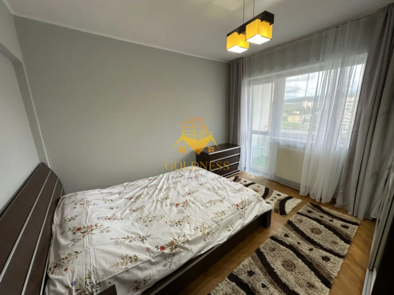 2 camere, Gheorgheni, Iulius Mall, FSEGA,Unirii,Alexandru Vaida Voevod - GOLDNESS Imobiliare vă propune spre închiriere un apartament cu 2 camere complet mobilat și utilat, la etajul 8 într-un imobil de 10 etaje, în Cartierul Gheorgheni.
Posibilitate de parcare în zona la liber.
Se află în apropierea stațiilor de transport în comun, magazine, restaurante, spații verzi, farmacii, etc. 

Apartamentul este compartimentat astfel:
 - dormitor cu pat matrimonial, dressing, noptiere
 - living cu canapea extensibilă 
 - bucătărie complet utilată și mobilată, loc de servit masa 
 - baie cu cada, calorifer port prosop și dulap pentru depozitare.
 - terasa de 8 mp.

Imobilul este dotat cu toate cele necesare- centrală proprie, frigider, aragaz, hotă, mașină de spălat haine, etc. 

Dacă sunteți interesați de acest apartament și doriți să îl vizionați, dar și pentru alte oferte nu ezitați să ne contactați telefonic sau prin e-mail. Vă stăm la dispoziție!
Pentru intermediere se percepe un comision de 50% din prețul chiriei!