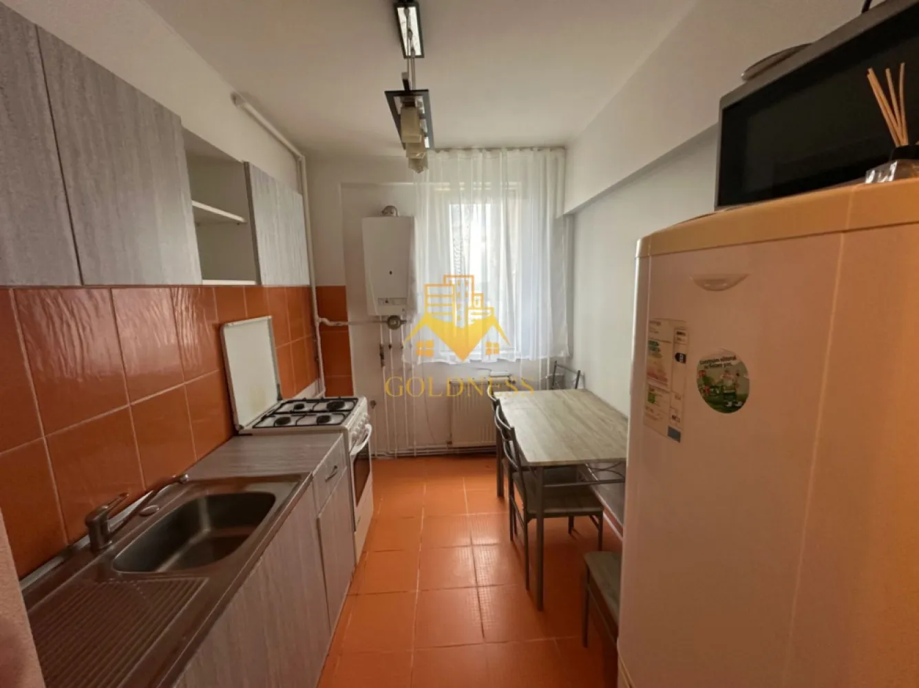 2 camere, Gheorgheni, Iulius Mall, FSEGA,Unirii,Alexandru Vaida Voevod - GOLDNESS Imobiliare vă propune spre închiriere un apartament cu 2 camere complet mobilat și utilat, la etajul 8 într-un imobil de 10 etaje, în Cartierul Gheorgheni.
Posibilitate de parcare în zona la liber.
Se află în apropierea stațiilor de transport în comun, magazine, restaurante, spații verzi, farmacii, etc. 

Apartamentul este compartimentat astfel:
 - dormitor cu pat matrimonial, dressing, noptiere
 - living cu canapea extensibilă 
 - bucătărie complet utilată și mobilată, loc de servit masa 
 - baie cu cada, calorifer port prosop și dulap pentru depozitare.
 - terasa de 8 mp.

Imobilul este dotat cu toate cele necesare- centrală proprie, frigider, aragaz, hotă, mașină de spălat haine, etc. 

Dacă sunteți interesați de acest apartament și doriți să îl vizionați, dar și pentru alte oferte nu ezitați să ne contactați telefonic sau prin e-mail. Vă stăm la dispoziție!
Pentru intermediere se percepe un comision de 50% din prețul chiriei!
