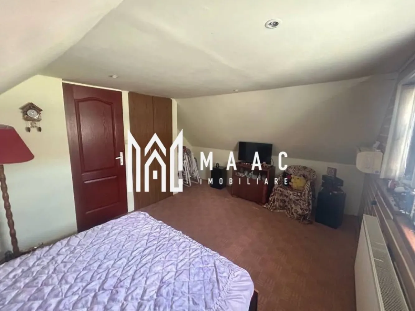 Casă I 184 MPU I Terasă I Curte Privată | Panouri Fotovoltaice I Ciresica - Maac Imobiliare îți propune o locuință deosebită, ideală pentru relaxare și confort, cu o terasă generoasă și curte privată.

Această casă individuală, construită în 2002 și complet renovată în 2023, se întinde pe o suprafață construită de 220 mp și oferă un regim de înălțime Parter + Mansardă, fiind compartimentată astfel:

Parter:

Hol de acces

Living spațios și luminos

Baie modernă

Bucătărie funcțională cu cămară

Terasă perfectă pentru momente de relaxare

Etaj:

2 dormitoare primitoare

2 băi elegante

Balcon cu vedere la curtea interioară

Mansardă:

Pod cu spațiu de depozitare suplimentar

1 dormitor și o baie

Terenul total al proprietății este de 194 mp, iar suprafața utilă a casei este de 184 mp, oferind un echilibru perfect între confortul interior și spațiul exterior. Curtea liberă de 86 mp este ideală pentru a crea o zonă de joacă pentru copii sau pentru a te bucura de momente de relaxare alături de cei dragi. În plus, ai un loc de parcare propriu și un spațiu de depozitare.

Casa este complet mobilată și utilată, iar finisajele interioare sunt moderne și de calitate superioară, incluzând uși din PVC, feronerie termopan, parchet și gresie. În ceea ce privește încălzirea, beneficiază de un sistem eficient, cu centrală proprie, încălzire în pardoseală, calorifere, pompă de căldură și panouri fotovoltaice de 6kw.

Pentru mai multe detalii și pentru a programa o vizionare, nu ezita să ne contactezi și menționează că ai văzut anunțul cu ID: CP2390456.
