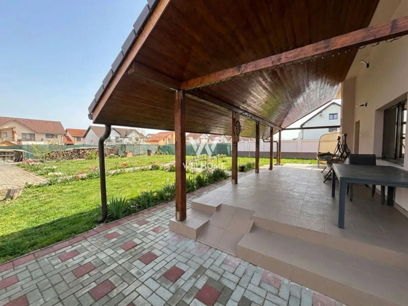 Casa Individuala premium in Selimbar Sibiu, teren 852 mp - Casă individuală premium în Șelimbăr | 852 mp teren | Stradă privată | Predare “la cheie”, ca în poze Dacă vrei o casă spațioasă, pe un teren generos, într-o zonă liniștită, cu costuri mici de întreținere și dotări moderne, aici merită să vii la vizionare. Teren: 820 mp (o singură parcelă) Acces pe stradă privată (doar locatari) Curte amenajată + loc pavat pentru minim 4 mașini Garaj, Mansarda, Terasa acoperita. Compartimentare utilă si foarte frumoasa. Parter: hol generos, bucătărie separată, living spațios, dormitor, baie, depozitare + cameră tehnică, terasă mare cu acces din living și dormitor Etaj: hol, 3 dormitoare (unul cu dressing), baie mare cu duș + cadă Pod/Mansardă (~30 mp): birou, sală hobby, zonă de relaxare. Exterior: terasă acoperită, magazie exterioară, spațiu de parcare pavat (min. 4 mașini) Casă economică, gândită pentru confort și eficiență • panouri fotovoltaice • pompă de căldură • încălzire în pardoseală • termoșemineu • izolații cu vată bazaltica (15 cm) • tâmplărie premium (5 camere, 3 foi de sticlă) • uși interioare din stejar • supraveghere video + ușă cu sistem de securitate Se acceptă credit ipotecar sau cash. Preț: 545.000 € (negociabil) 📞 Ioana Larisa – 0740 029 352 Programează o vizită și îți arăt casa în detaliu (inclusiv partea tehnică), ca să vezi exact ce primești. }}
