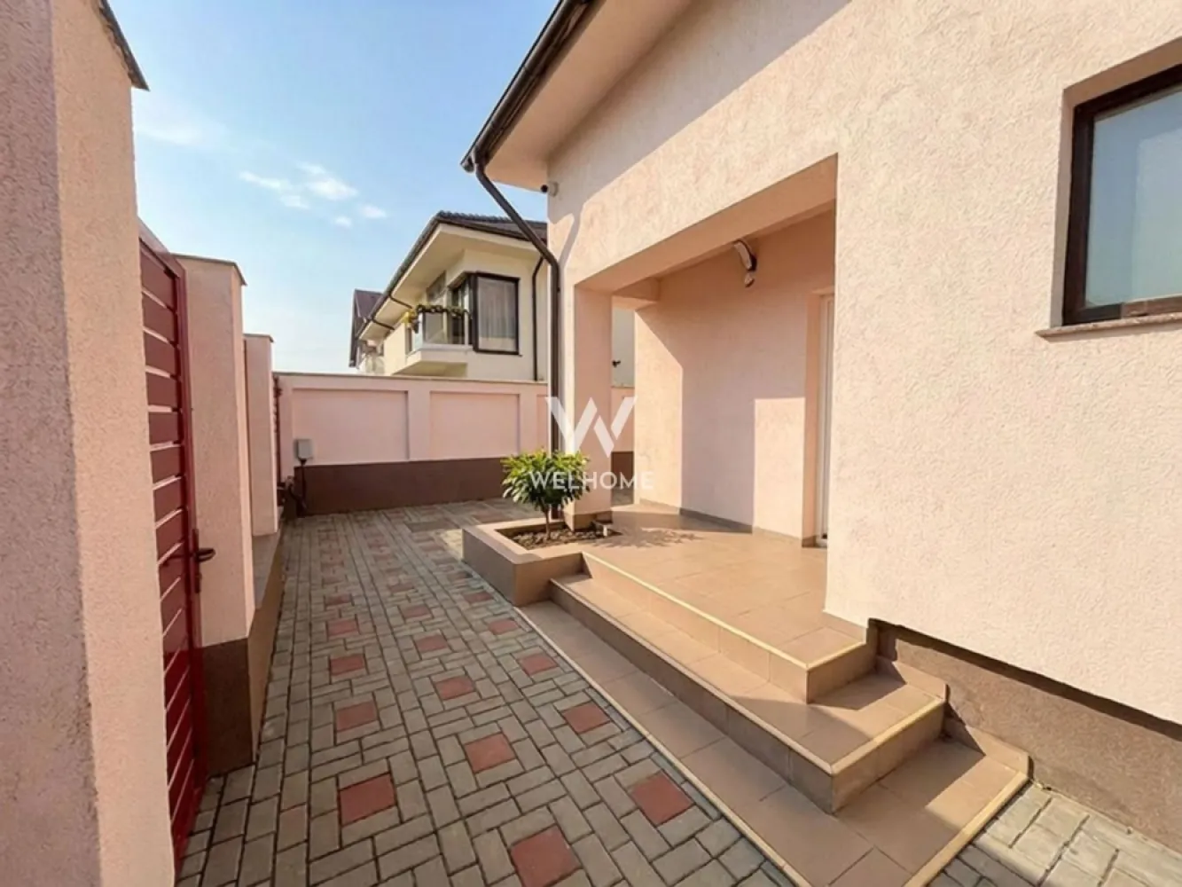 Casa Individuala premium in Selimbar Sibiu, teren 852 mp - Casă individuală premium în Șelimbăr | 852 mp teren | Stradă privată | Predare “la cheie”, ca în poze Dacă vrei o casă spațioasă, pe un teren generos, într-o zonă liniștită, cu costuri mici de întreținere și dotări moderne, aici merită să vii la vizionare. Teren: 820 mp (o singură parcelă) Acces pe stradă privată (doar locatari) Curte amenajată + loc pavat pentru minim 4 mașini Garaj, Mansarda, Terasa acoperita. Compartimentare utilă si foarte frumoasa. Parter: hol generos, bucătărie separată, living spațios, dormitor, baie, depozitare + cameră tehnică, terasă mare cu acces din living și dormitor Etaj: hol, 3 dormitoare (unul cu dressing), baie mare cu duș + cadă Pod/Mansardă (~30 mp): birou, sală hobby, zonă de relaxare. Exterior: terasă acoperită, magazie exterioară, spațiu de parcare pavat (min. 4 mașini) Casă economică, gândită pentru confort și eficiență • panouri fotovoltaice • pompă de căldură • încălzire în pardoseală • termoșemineu • izolații cu vată bazaltica (15 cm) • tâmplărie premium (5 camere, 3 foi de sticlă) • uși interioare din stejar • supraveghere video + ușă cu sistem de securitate Se acceptă credit ipotecar sau cash. Preț: 545.000 € (negociabil) 📞 Ioana Larisa – 0740 029 352 Programează o vizită și îți arăt casa în detaliu (inclusiv partea tehnică), ca să vezi exact ce primești. }}