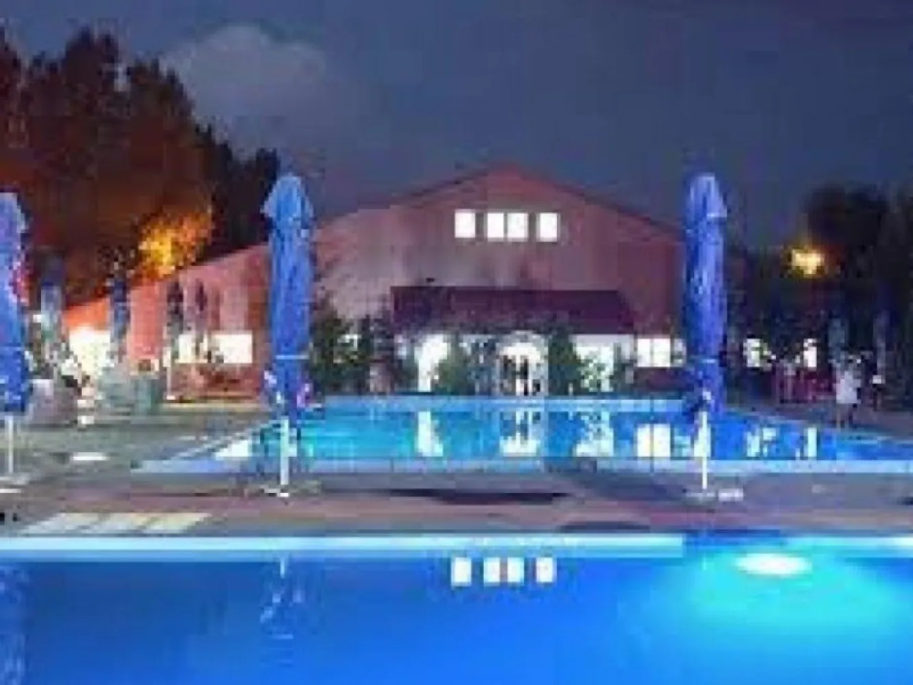 Pensiune restaurant , piscina, salon de evenimente de vanzare - K Imobiliare propune spre vanzare proprietate comerciala compusa din :pensiune ( 40 camere ) , restaurant 715 mp , 3 piscine (semiolimpica 338 mp , medie 115 mp , de copii 23 mp ) , salon de evenimente 1000 mp , depozit 535 mp , bar de zi , 
Suprafata teren 10.000 mp.
Total suprafata construita 5400 mp.
Afacerea este in functiune .
pretvanzare: 4200000
monedavanzare: EUR
pretvanzaremp: 0
monedavanzaremp: EUR
pretinchiriere: 0
monedainchiriere: EUR
monedainchiriereunitar: EUR
Suprafata camera: 50 mp