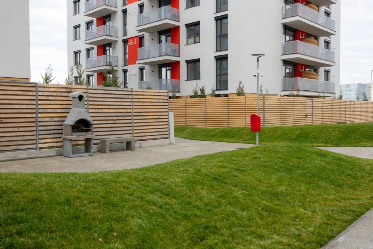 Apartament nou complex ARED - Comision 0% - De aici începe ACASĂ. Cheia e la tine!

Începând cu 1 septembrie 2025, se lansează vânzările pentru apartamentele din cel mai nou proiect rezidențial ARED – Arad, cu predare pe 30 noiembrie 2026.

De ce acest proiect face diferența:
 • Proiect imobiliar de anvergură europeană, dezvoltat de ARED
 • Bloc nou, ultramodern, în construcție, cu standarde de eficiență energetică (termoizolație 20 cm)
 • Complex supravegheat video, cu 4 căi de acces pentru siguranță și fluiditate
 • Parc amenajat chiar lângă complex, pentru timp liber și natură la îndemână
 • Conexiuni rapide către AFI Mall, restaurante, sală de fitness, mijloace de transport și zone de business
Apartament compus din dormitor, living cu bucătărie open space, o baie

Flexibilitate la achiziție:
 • Nefinisat – dacă vrei să-l personalizezi de la zero
 • Finisat – dacă vrei să te muți rapid
 • Complet mobilat – dacă vrei soluția “gata de locuit”

Pret fără TVA: 73439 € pt. varianta NEFINISAT
Pentru persoanele fizice se aplică TVA în cotă de 21%, iar prețul final este de 88861 € 

ARED aduce în Arad ceea ce marile orașe europene deja oferă: locuințe moderne, integrate, sigure, aproape de tot ce contează.
Intră pe listă din 01.09.2025 și fii printre primii care aleg viitorul stil de viață urban.

Jasmina Uglesits - 0740814770
Consultant imobiliar - ARED Arad