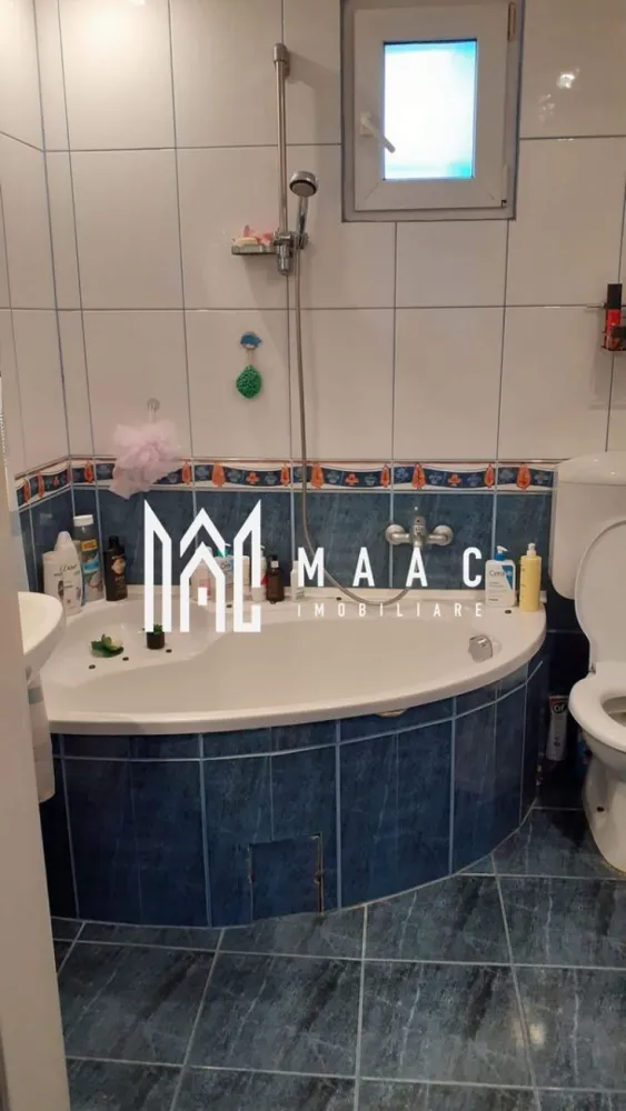 Casă Terezian I Garaj și vecinătate liniștită I Terezian - MAAC imobiliare va propune spre vanzare o casă cu 3 camere și grădină frumoasă situată într-o zona liniștită a Terezianului. Această proprietate spațioasă este ideală pentru cei care caută confort și accesibilitate.

Caracteristici principale:

Suprafață: Casa este compusă din 3 camere generoase, hol, baie și pivniță, cu o bucătărie situată la demisol.

Exterior: Curtea din față este pavată, oferind un spațiu perfect pentru relaxare și socializare. În spate, veți găsi un gazon bine întreținut, ideal pentru activități în aer liber și petrecerea timpului în familie. Curtea este comună,

Suprafața totală: Proprietatea se întinde pe o parcelă de 422 mp, oferind suficient spațiu pentru diverse activități în aer liber.

Beneficii suplimentare:
Vecinătate liniștită: Zona este cunoscută pentru liniștea sa, fiind ideală pentru familiile care apreciază traiul pașnic și sigur.
Proximitate: Casa este situată în apropierea școlilor, grădinițelor, stației de autobuz și a unui parc, asigurând acces ușor la toate facilitățile necesare.

Această proprietate reprezintă o oportunitate rară de a trăi într-o zonă cu toate facilitățile la îndemână, oferind în același timp intimitate și confort. 

Pentru mai multe informatii specificati ca ati vazut anuntul cu ID: CP2067528