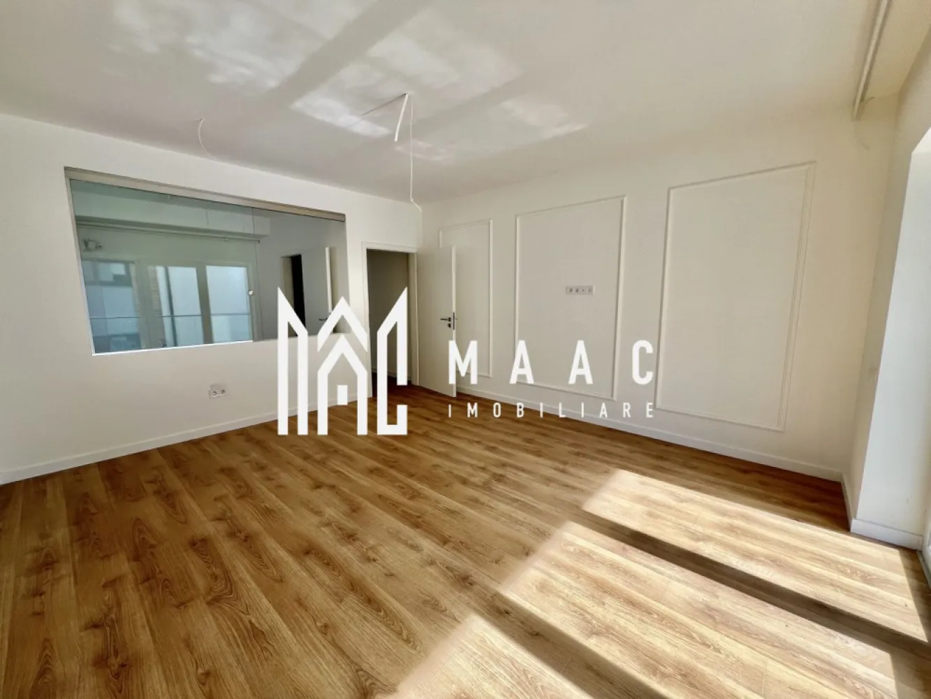 Apartament 2 camere I Finisat la cheie I 0% Comision - MAAC Imobiliare vă propune spre vânzare un apartament cu 2 camere - finisat la cheie.

Modalități de plată flexibile: Îți oferim posibilitatea de a alege între sursele tale proprii de finanțare sau opțiuni de credit ipotecar, fără să afecteze prețul final.

Descriere apartament:
Suprafata utila 53.55 mp + logie de 7.29 mp.

Avantajele acestui apartament:

Terasă cu hidroizolație și sistem de drenaj
Încălzire în pardoseală
Balcon cu orientare sudică
Loc de parcare inclus
Priveliște panoramică
Predare la stadiul de finisare la cheie
Numeroase spații de depozitare
Izolare eficientă cu vată bazaltică
Balconul și casa scării finisate la cheie, cu granit și sticlă securizată
Design arhitectural distinctiv, cu elemente din larice siberian și piatră naturală
Ocupare teritorială redusă, cu 25% din suprafață și 45% spații verzi
Zonă cu vegetație bogată, 4 locuri de joacă pentru copii și un teren de fotbal
Loc de parcare: Un loc de parcare este inclus în prețul acestui apartament.

Distante: La doar 4 minute de zona Industrială Vest, 4 minute de Metro și 15 minute de centrul istoric al Sibiului.

Pentru mai multe detalii precizati telefonic ca ati vazut anuntul cu ID: CP1988819.