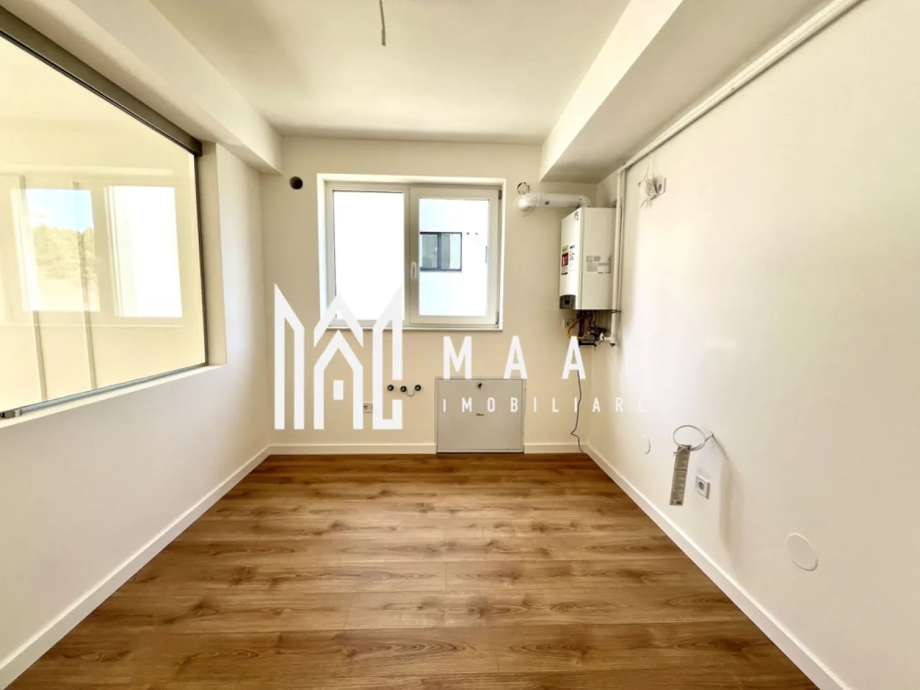 Apartament 2 camere I Finisat la cheie I 0% Comision - MAAC Imobiliare vă propune spre vânzare un apartament cu 2 camere - finisat la cheie.

Modalități de plată flexibile: Îți oferim posibilitatea de a alege între sursele tale proprii de finanțare sau opțiuni de credit ipotecar, fără să afecteze prețul final.

Descriere apartament:
Suprafata utila 53.55 mp + logie de 7.29 mp.

Avantajele acestui apartament:

Terasă cu hidroizolație și sistem de drenaj
Încălzire în pardoseală
Balcon cu orientare sudică
Loc de parcare inclus
Priveliște panoramică
Predare la stadiul de finisare la cheie
Numeroase spații de depozitare
Izolare eficientă cu vată bazaltică
Balconul și casa scării finisate la cheie, cu granit și sticlă securizată
Design arhitectural distinctiv, cu elemente din larice siberian și piatră naturală
Ocupare teritorială redusă, cu 25% din suprafață și 45% spații verzi
Zonă cu vegetație bogată, 4 locuri de joacă pentru copii și un teren de fotbal
Loc de parcare: Un loc de parcare este inclus în prețul acestui apartament.

Distante: La doar 4 minute de zona Industrială Vest, 4 minute de Metro și 15 minute de centrul istoric al Sibiului.

Pentru mai multe detalii precizati telefonic ca ati vazut anuntul cu ID: CP1988819.
