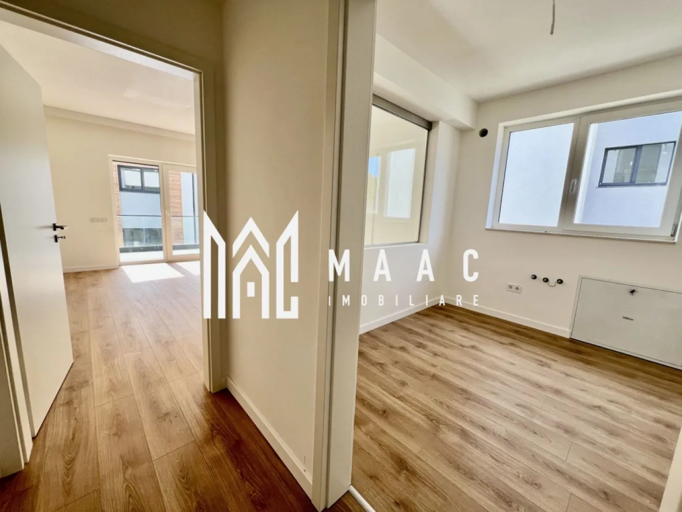 Apartament 2 camere I Finisat la cheie I 0% Comision - MAAC Imobiliare vă propune spre vânzare un apartament cu 2 camere - finisat la cheie.

Modalități de plată flexibile: Îți oferim posibilitatea de a alege între sursele tale proprii de finanțare sau opțiuni de credit ipotecar, fără să afecteze prețul final.

Descriere apartament:
Suprafata utila 53.55 mp + logie de 7.29 mp.

Avantajele acestui apartament:

Terasă cu hidroizolație și sistem de drenaj
Încălzire în pardoseală
Balcon cu orientare sudică
Loc de parcare inclus
Priveliște panoramică
Predare la stadiul de finisare la cheie
Numeroase spații de depozitare
Izolare eficientă cu vată bazaltică
Balconul și casa scării finisate la cheie, cu granit și sticlă securizată
Design arhitectural distinctiv, cu elemente din larice siberian și piatră naturală
Ocupare teritorială redusă, cu 25% din suprafață și 45% spații verzi
Zonă cu vegetație bogată, 4 locuri de joacă pentru copii și un teren de fotbal
Loc de parcare: Un loc de parcare este inclus în prețul acestui apartament.

Distante: La doar 4 minute de zona Industrială Vest, 4 minute de Metro și 15 minute de centrul istoric al Sibiului.

Pentru mai multe detalii precizati telefonic ca ati vazut anuntul cu ID: CP1988819.