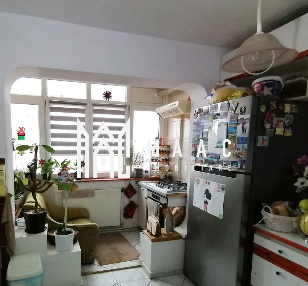 Apartament 3 camere IDecomandat I Zona Vasile Aaron - Propunem spre vanzare un apartament amplasat la etajul 8/10 al unui imobil din zona Vasile Aaron.

Locuinta cuprinde: hol acces, living, bucatarie cu balcon, inchisa, doua dormitoare, dressing, baie cu vana si geam de aerisire.

Blocul are izolatie termica, lift modernizat, casa scarii- ingrijita.

Se preda mobilat/utilat.

In imediata apropiere se gasesc centre comerciale, de invatamant, bancare, statii pentru transportul in comun, Piata Vasile Aaron.

Pentru mai multe detalii precizati telefonic ca ati vazut anuntul cu ID:CP1909933