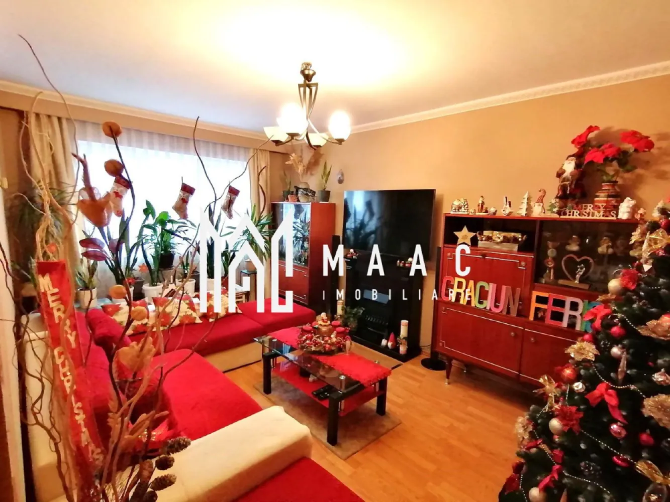 Apartament 3 camere IDecomandat I Zona Vasile Aaron - Propunem spre vanzare un apartament amplasat la etajul 8/10 al unui imobil din zona Vasile Aaron.

Locuinta cuprinde: hol acces, living, bucatarie cu balcon, inchisa, doua dormitoare, dressing, baie cu vana si geam de aerisire.

Blocul are izolatie termica, lift modernizat, casa scarii- ingrijita.

Se preda mobilat/utilat.

In imediata apropiere se gasesc centre comerciale, de invatamant, bancare, statii pentru transportul in comun, Piata Vasile Aaron.

Pentru mai multe detalii precizati telefonic ca ati vazut anuntul cu ID:CP1909933