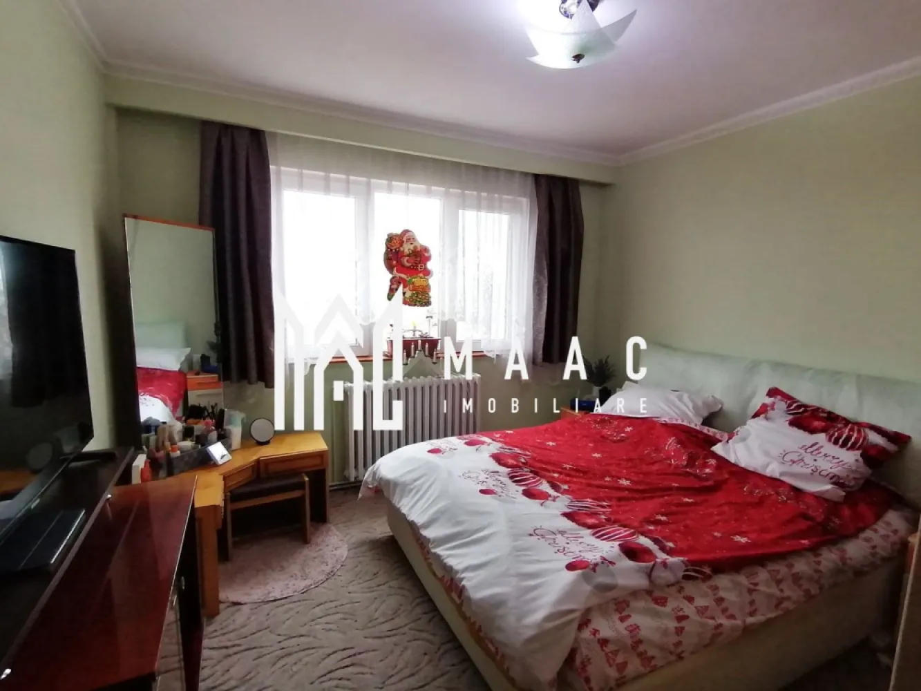 Apartament 3 camere IDecomandat I Zona Vasile Aaron - Propunem spre vanzare un apartament amplasat la etajul 8/10 al unui imobil din zona Vasile Aaron.

Locuinta cuprinde: hol acces, living, bucatarie cu balcon, inchisa, doua dormitoare, dressing, baie cu vana si geam de aerisire.

Blocul are izolatie termica, lift modernizat, casa scarii- ingrijita.

Se preda mobilat/utilat.

In imediata apropiere se gasesc centre comerciale, de invatamant, bancare, statii pentru transportul in comun, Piata Vasile Aaron.

Pentru mai multe detalii precizati telefonic ca ati vazut anuntul cu ID:CP1909933