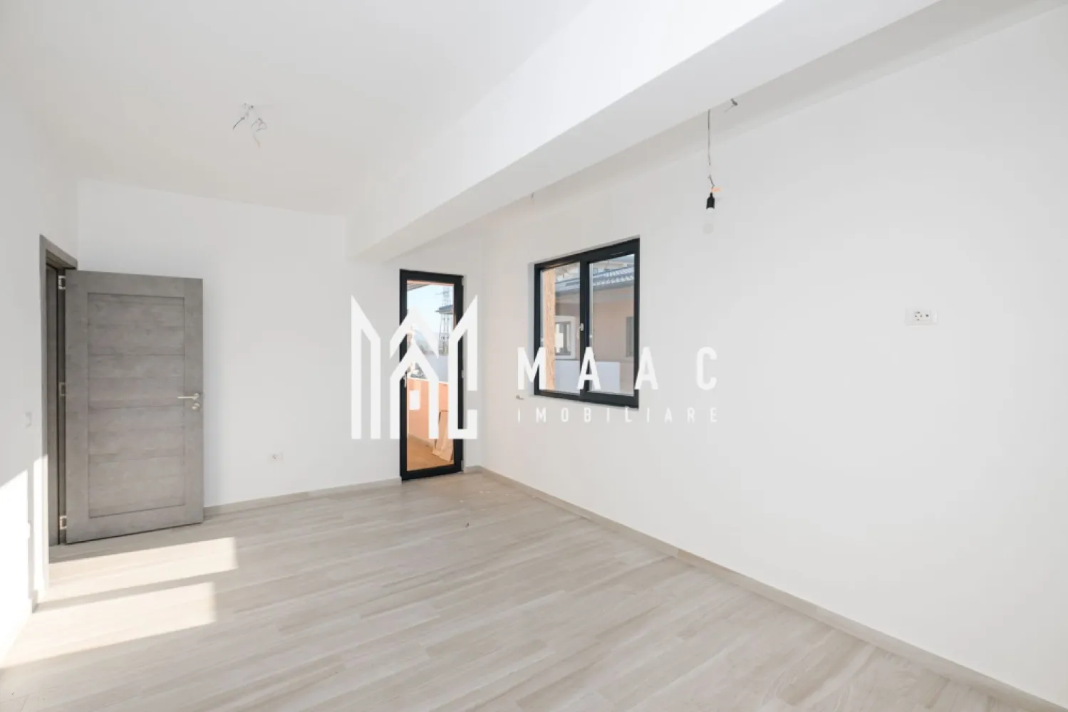 Apartament Bulevard 2 camere | Mutare Imediata | 66 MP - Apartament 2 camere Dem Radulescu | 66MP | Etaj 4 ( lift), | Loc de parcare disponibil imediat pentru locuit. MAAC Imobiliare vă propune spre vânzare un apartament modern cu 2 camere, situat pe Bulevardul Dem Radulescu, in apropierea restaurantului Garrison by the Lake. Proprietatea se află la etajul 4 din 4 al unui bloc recent construit, prevazut cu lift, si cu pod mansardat. Apartamentul este inteligent compartimentat pentru a oferi confort și funcționalitate: * Living luminos și primitor * Bucătărie complet spatioasa * 1 dormitor * 1 grupur sanitar * Balcon util și accesibil in suprafata generoasa de 8MP Fiecare camera are acces propriu la balcon. Imobilul dispune de un loc de parcare inclus. Pentru un confort termic sporit, apartamentul beneficiaza de incalzire printr-o centrala termica proprie, iar incalzirea este prin pardoseala. Această proprietate este ideală pentru familii, dar și pentru cei care își doresc confort, stil și o locație excelentă pe una dintre cele mai căutate artere ale orașului. Pentru mai multe detalii sau pentru programarea unei vizionări, MAAC Imobiliare vă stă cu drag la dispoziție. ID CP2859239 }}