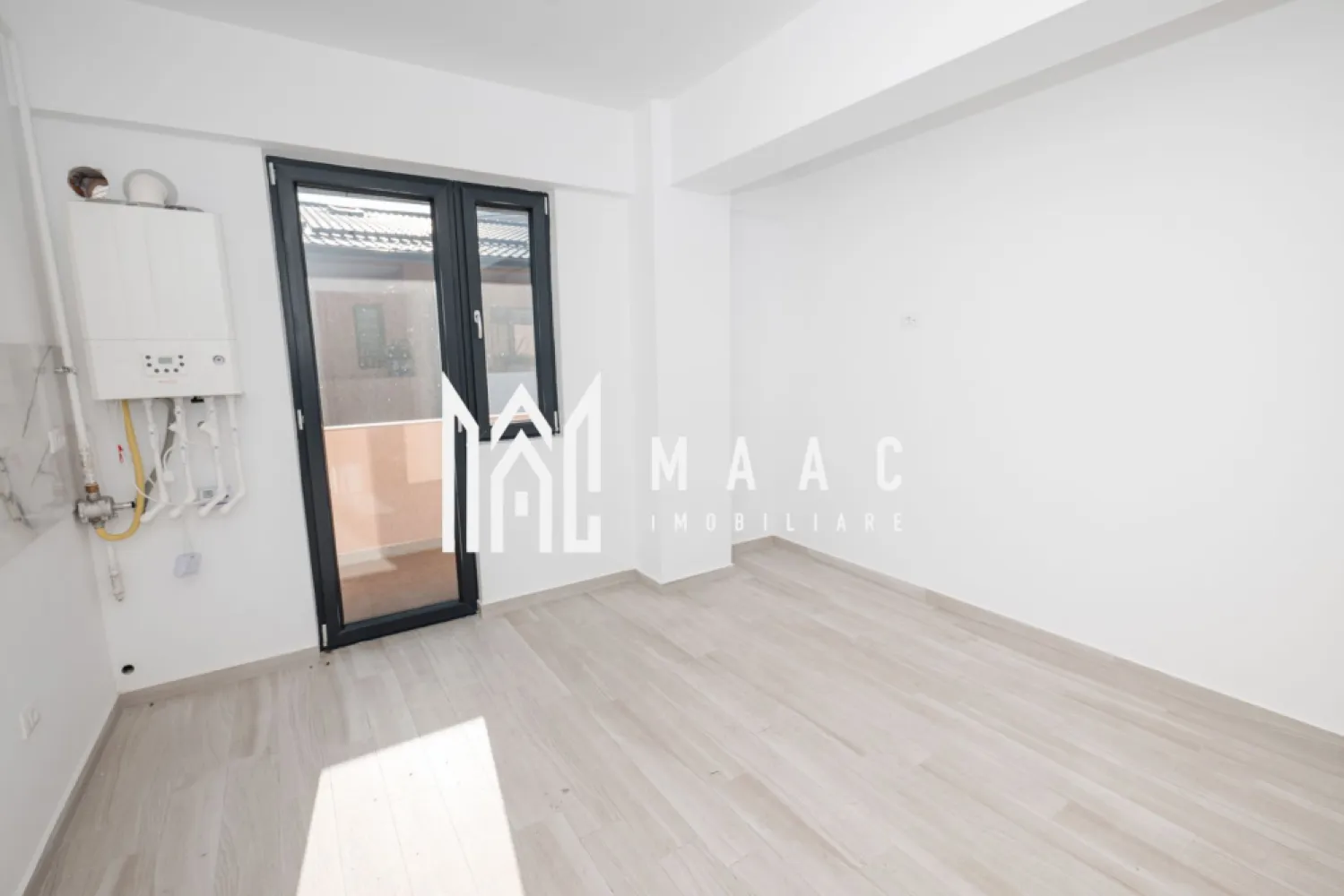 Apartament Bulevard 2 camere | Mutare Imediata | 66 MP - Apartament 2 camere Dem Radulescu | 66MP | Etaj 4 ( lift), | Loc de parcare disponibil imediat pentru locuit. MAAC Imobiliare vă propune spre vânzare un apartament modern cu 2 camere, situat pe Bulevardul Dem Radulescu, in apropierea restaurantului Garrison by the Lake. Proprietatea se află la etajul 4 din 4 al unui bloc recent construit, prevazut cu lift, si cu pod mansardat. Apartamentul este inteligent compartimentat pentru a oferi confort și funcționalitate: * Living luminos și primitor * Bucătărie complet spatioasa * 1 dormitor * 1 grupur sanitar * Balcon util și accesibil in suprafata generoasa de 8MP Fiecare camera are acces propriu la balcon. Imobilul dispune de un loc de parcare inclus. Pentru un confort termic sporit, apartamentul beneficiaza de incalzire printr-o centrala termica proprie, iar incalzirea este prin pardoseala. Această proprietate este ideală pentru familii, dar și pentru cei care își doresc confort, stil și o locație excelentă pe una dintre cele mai căutate artere ale orașului. Pentru mai multe detalii sau pentru programarea unei vizionări, MAAC Imobiliare vă stă cu drag la dispoziție. ID CP2859239 }}
