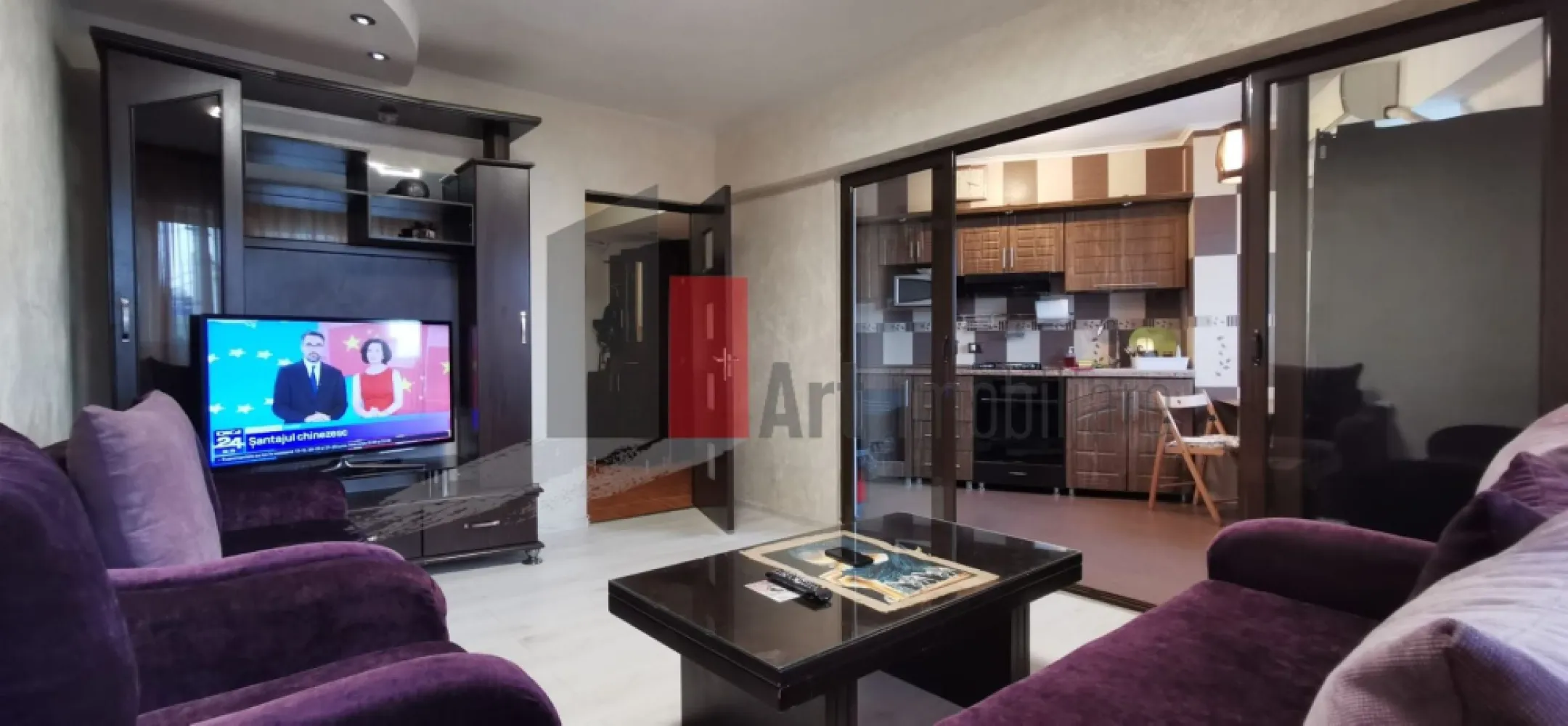 Apartament cu doua camere de inchiriat-Stefan cel Mare-Obor-Mosilor - Apartament modern cu 2 camere, situat într-o zonă ultracentrală la intersecția dintre Ștefan cel Mare, Obor și Calea Moșilor. Locația oferă acces rapid către mijloacele de transport în comun (metrou, tramvai, autobuz), precum și proximitate față de supermarketuri, restaurante, farmacii și parcuri (Parcul Circului și Parcul Obor în apropiere).

Caracteristici:

** Suprafață: 55 mp

** Etaj: 1 din 10

** Mobilat și utilat complet (canapea, pat matrimonial, dressing, TV, frigider, aragaz, mașină de spălat, boiler, aer conditionat etc.)

** Bucătărie separată, balcon inchis

** Baie cu cadă

** Balcon vedere liberă

Alte avantaje:

** Imobil curat și bine întretinut

** Acces facil către Piața Obor, zona Dorobanți, Piața Victoriei

** Ideal pentru cupluri sau persoane singure care cauta confort si liniste.