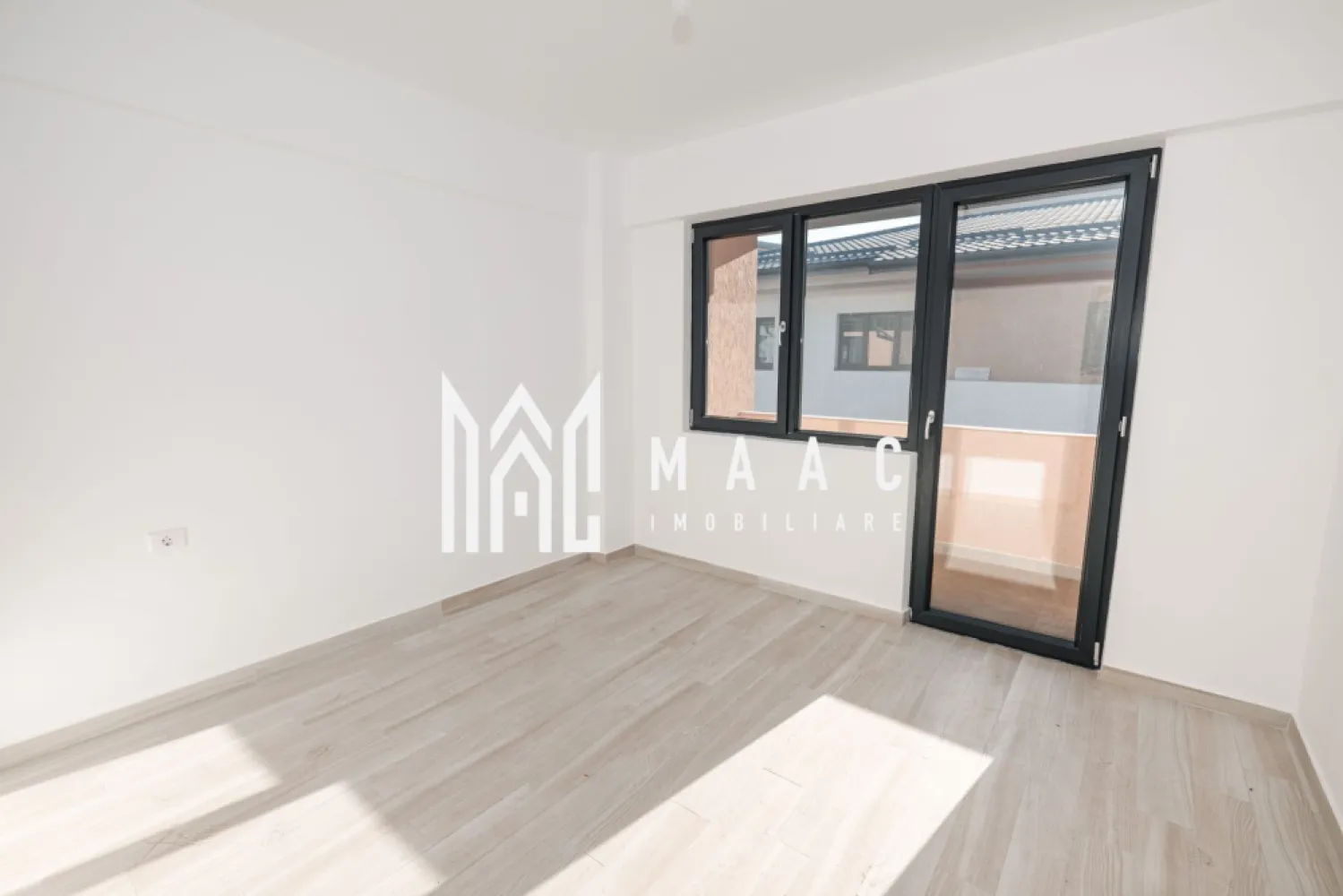 Apartament Bulevard 2 camere | Mutare Imediata | 66 MP - Apartament 2 camere Dem Radulescu | 66MP | Etaj 4 ( lift), | Loc de parcare disponibil imediat pentru locuit. MAAC Imobiliare vă propune spre vânzare un apartament modern cu 2 camere, situat pe Bulevardul Dem Radulescu, in apropierea restaurantului Garrison by the Lake. Proprietatea se află la etajul 4 din 4 al unui bloc recent construit, prevazut cu lift, si cu pod mansardat. Apartamentul este inteligent compartimentat pentru a oferi confort și funcționalitate: * Living luminos și primitor * Bucătărie complet spatioasa * 1 dormitor * 1 grupur sanitar * Balcon util și accesibil in suprafata generoasa de 8MP Fiecare camera are acces propriu la balcon. Imobilul dispune de un loc de parcare inclus. Pentru un confort termic sporit, apartamentul beneficiaza de incalzire printr-o centrala termica proprie, iar incalzirea este prin pardoseala. Această proprietate este ideală pentru familii, dar și pentru cei care își doresc confort, stil și o locație excelentă pe una dintre cele mai căutate artere ale orașului. Pentru mai multe detalii sau pentru programarea unei vizionări, MAAC Imobiliare vă stă cu drag la dispoziție. ID CP2859239 }}