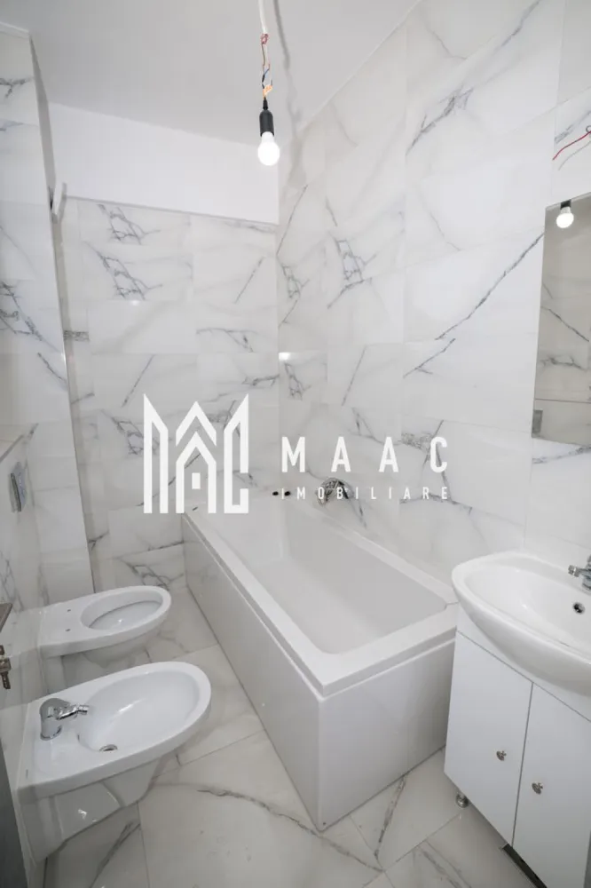 Apartament Bulevard 2 camere | Mutare Imediata | 66 MP - Apartament 2 camere Dem Radulescu | 66MP | Etaj 4 ( lift), | Loc de parcare disponibil imediat pentru locuit. MAAC Imobiliare vă propune spre vânzare un apartament modern cu 2 camere, situat pe Bulevardul Dem Radulescu, in apropierea restaurantului Garrison by the Lake. Proprietatea se află la etajul 4 din 4 al unui bloc recent construit, prevazut cu lift, si cu pod mansardat. Apartamentul este inteligent compartimentat pentru a oferi confort și funcționalitate: * Living luminos și primitor * Bucătărie complet spatioasa * 1 dormitor * 1 grupur sanitar * Balcon util și accesibil in suprafata generoasa de 8MP Fiecare camera are acces propriu la balcon. Imobilul dispune de un loc de parcare inclus. Pentru un confort termic sporit, apartamentul beneficiaza de incalzire printr-o centrala termica proprie, iar incalzirea este prin pardoseala. Această proprietate este ideală pentru familii, dar și pentru cei care își doresc confort, stil și o locație excelentă pe una dintre cele mai căutate artere ale orașului. Pentru mai multe detalii sau pentru programarea unei vizionări, MAAC Imobiliare vă stă cu drag la dispoziție. ID CP2859239 }}