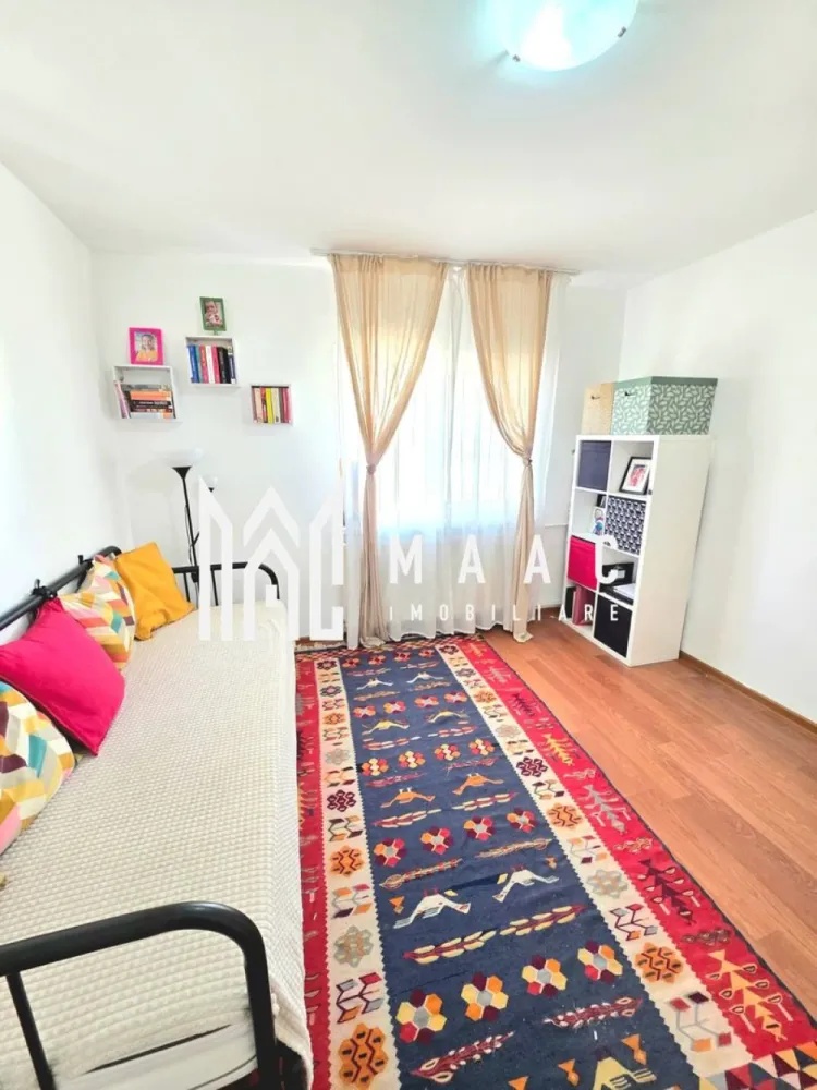 Apartament 2 camere | Ostroveni | Bloc A - MAAC Imobiliare vă propune spre vânzare un apartament cu 2 camere, situat în Râmnicu Vâlcea, cartier Ostroveni, într-un bloc de tip A, reabilitat termic, într-o zonă liniștită, dar foarte bine conectată la puncte de interes.

Apartamentul este amplasat la etajul 4 din 5 și are o compartimentare decomandată, oferind un confort sporit. Suprafața utilă este de 49 mp, iar suprafața totală de 52 mp.

Locuința beneficiază de:

* grup sanitar cu fereastră pentru aerisire naturală
* finisaje precum gresie, faianță și parchet
* se vinde parțial mobilată, fiind ideală atât pentru locuit, cât și pentru investiție

Poziționarea este un real avantaj: în apropiere se află piața, magazine, mijloace de transport și alte puncte de interes, totul într-un cadru civilizat și liniștit.

Pentru mai multe detalii sau programarea unei vizionări, MAAC Imobiliare vă stă la dispoziție.

ID : CP2875219