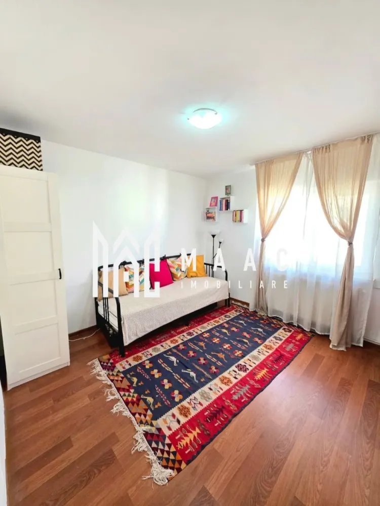 Apartament 2 camere | Ostroveni | Bloc A - MAAC Imobiliare vă propune spre vânzare un apartament cu 2 camere, situat în Râmnicu Vâlcea, cartier Ostroveni, într-un bloc de tip A, reabilitat termic, într-o zonă liniștită, dar foarte bine conectată la puncte de interes.

Apartamentul este amplasat la etajul 4 din 5 și are o compartimentare decomandată, oferind un confort sporit. Suprafața utilă este de 49 mp, iar suprafața totală de 52 mp.

Locuința beneficiază de:

* grup sanitar cu fereastră pentru aerisire naturală
* finisaje precum gresie, faianță și parchet
* se vinde parțial mobilată, fiind ideală atât pentru locuit, cât și pentru investiție

Poziționarea este un real avantaj: în apropiere se află piața, magazine, mijloace de transport și alte puncte de interes, totul într-un cadru civilizat și liniștit.

Pentru mai multe detalii sau programarea unei vizionări, MAAC Imobiliare vă stă la dispoziție.

ID : CP2875219