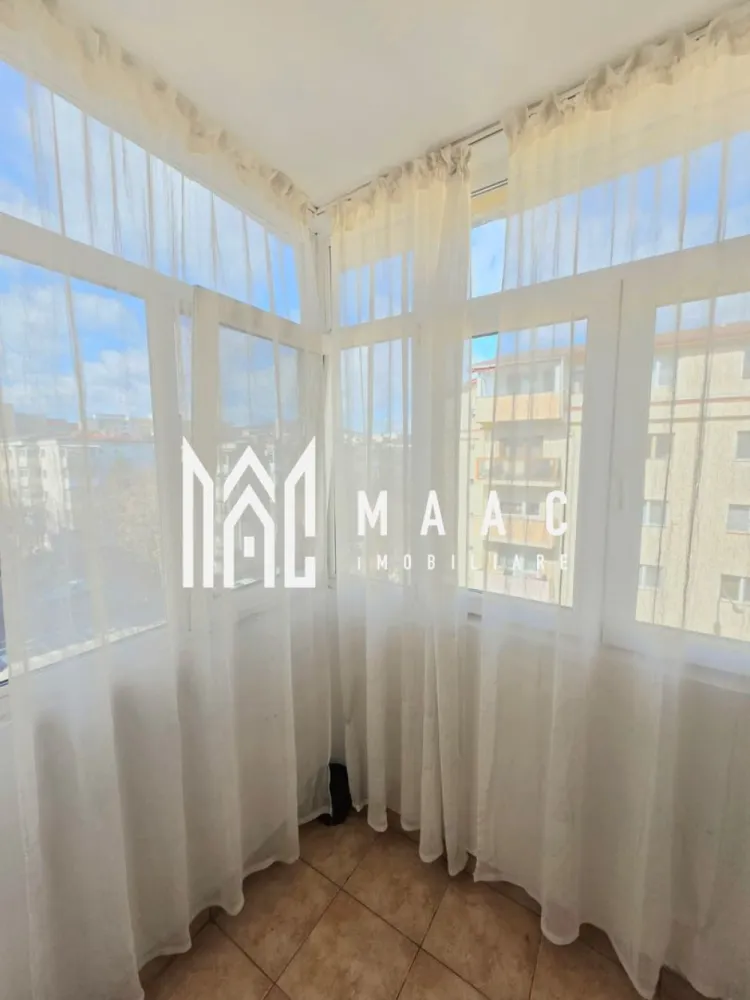 Apartament 2 camere | Ostroveni | Bloc A - MAAC Imobiliare vă propune spre vânzare un apartament cu 2 camere, situat în Râmnicu Vâlcea, cartier Ostroveni, într-un bloc de tip A, reabilitat termic, într-o zonă liniștită, dar foarte bine conectată la puncte de interes.

Apartamentul este amplasat la etajul 4 din 5 și are o compartimentare decomandată, oferind un confort sporit. Suprafața utilă este de 49 mp, iar suprafața totală de 52 mp.

Locuința beneficiază de:

* grup sanitar cu fereastră pentru aerisire naturală
* finisaje precum gresie, faianță și parchet
* se vinde parțial mobilată, fiind ideală atât pentru locuit, cât și pentru investiție

Poziționarea este un real avantaj: în apropiere se află piața, magazine, mijloace de transport și alte puncte de interes, totul într-un cadru civilizat și liniștit.

Pentru mai multe detalii sau programarea unei vizionări, MAAC Imobiliare vă stă la dispoziție.

ID : CP2875219