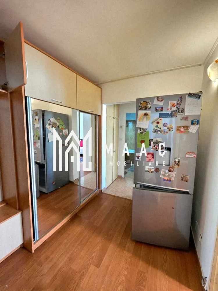 Apartament 2 camere | Ostroveni | Bloc A - MAAC Imobiliare vă propune spre vânzare un apartament cu 2 camere, situat în Râmnicu Vâlcea, cartier Ostroveni, într-un bloc de tip A, reabilitat termic, într-o zonă liniștită, dar foarte bine conectată la puncte de interes.

Apartamentul este amplasat la etajul 4 din 5 și are o compartimentare decomandată, oferind un confort sporit. Suprafața utilă este de 49 mp, iar suprafața totală de 52 mp.

Locuința beneficiază de:

* grup sanitar cu fereastră pentru aerisire naturală
* finisaje precum gresie, faianță și parchet
* se vinde parțial mobilată, fiind ideală atât pentru locuit, cât și pentru investiție

Poziționarea este un real avantaj: în apropiere se află piața, magazine, mijloace de transport și alte puncte de interes, totul într-un cadru civilizat și liniștit.

Pentru mai multe detalii sau programarea unei vizionări, MAAC Imobiliare vă stă la dispoziție.

ID : CP2875219