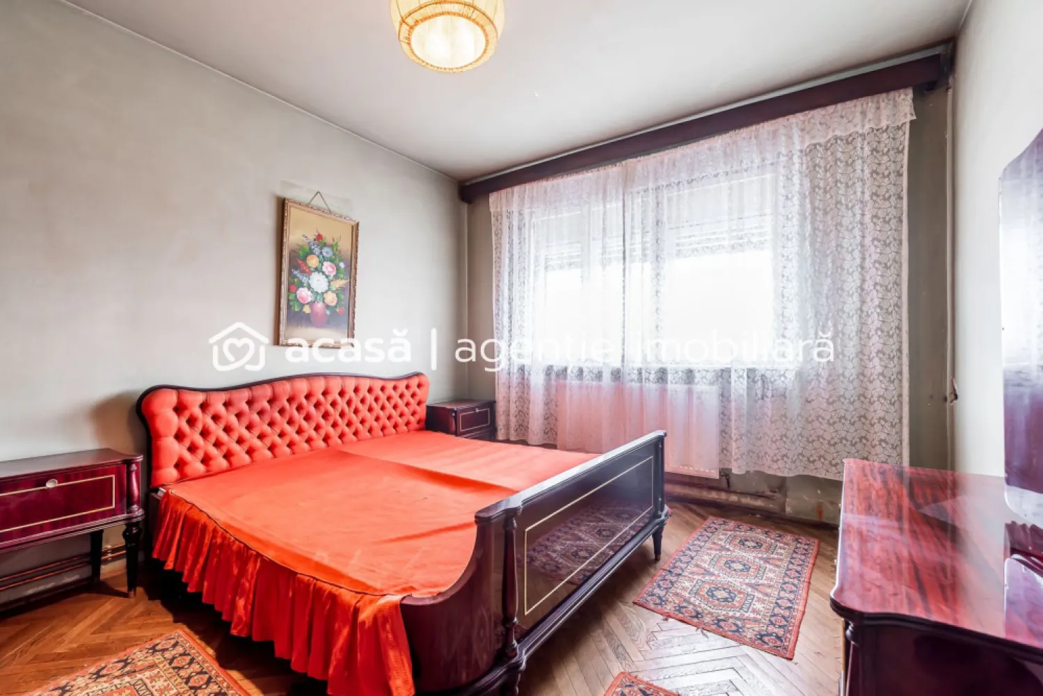 Apartament cu 4 camere decomandat cu vedere panoramica - Comision 0%
Se oferă spre vânzare apartament cu 4 camere, excelent poziționat în Piața Gării, cu vedere pe două părți: spre Gară și spre Atrium Mall.
Imobilul este situat într-un bloc din cărămidă, foarte bine izolat termic, reabilitat și izolat integral la exterior, ceea ce asigură confort și costuri reduse de întreținere.
Apartamentul este complet decomandat, are o compartimentare practică și mult potențial:
sufragerie
bucătărie
3 dormitoare
2 băi
balcon cu vedere panoramică asupra orașului
Este situat la etajul 4, fapt ce oferă lumină naturală pe tot parcursul zilei, iar zgomotul și praful orașului sunt considerabil diminuate față de etajele inferioare.
Dotări:
centrală proprie pe gaz
aer condiționat
Apartamentul necesită renovare, oferind posibilitatea de amenajare după propriul gust, fiind ideal atât pentru locuință de familie, cât și pentru investiție.

📍 Localizare excelentă, cu acces rapid către transport, magazine și puncte de interes
📈 Compartimentare foarte bună și potențial ridicat

📞 Pentru detalii și programarea unei vizionări:
Blaga Flavius – 0754467525 Consultant imobiliar acreditat APAIR (Asociația Profesională a Agenților Imobiliari din România)

Nu dispui de toată suma? Te ajutăm noi gratuit! Îți obținem oferte de la 16 bănci.
Ai o proprietate de vânzare în Arad și vrei să știi cât valorează cu adevărat?

Birou: ACASĂ | Agenție imobiliară Arad
Adresă: Bulevardul Decebal 2, Arad 310133