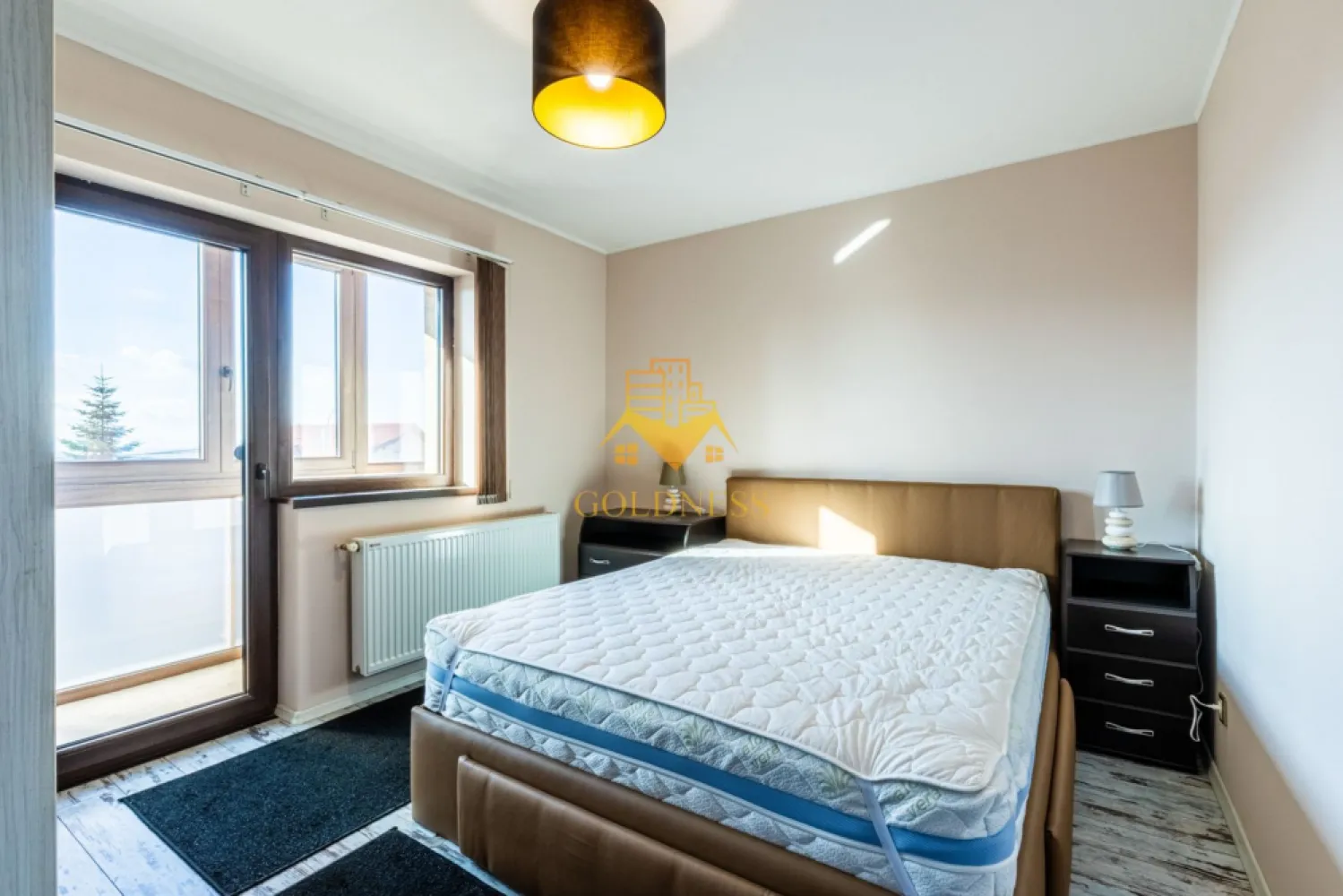 3 camere, bloc nou, parcare, 2 balcoane, Europa Eugen Ionesco, Luminia - GOLDNESS Imobiliare vă propune spre închiriere un apartament cu 3 camere complet mobilat și utilat, la etajul 2 într-un imobil de 4 etaje + M, în Cartierul Europa.
Dispune de loc de parcare!
Se află în apropierea stațiilor de transport în comun, magazine, restaurante, spații verzi, farmacii, etc. 

Apartamentul este compartimentat astfel:
 - dormitor cu pat matrimonial, dressing, noptiere
 - dormitor cu canapea extensibila, spatiu pentru depozitare, birou
 - living cu bucatarie open space complet utilată și mobilată, canapea extensibilă, loc de servit masa 
 - baie cu cada, calorifer port prosop și dulap pentru depozitare.
 - baie de serbiciu
 - 2 balcoane de 5 mp.

Imobilul este dotat cu toate cele necesare- centrală proprie, frigider, aragaz, hotă, mașină de spălat haine, etc. 

Dacă sunteți interesați de acest apartament și doriți să îl vizionați, dar și pentru alte oferte nu ezitați să ne contactați telefonic sau prin e-mail. Vă stăm la dispoziție!
Pentru intermediere se percepe un comision de 50% din prețul chiriei!